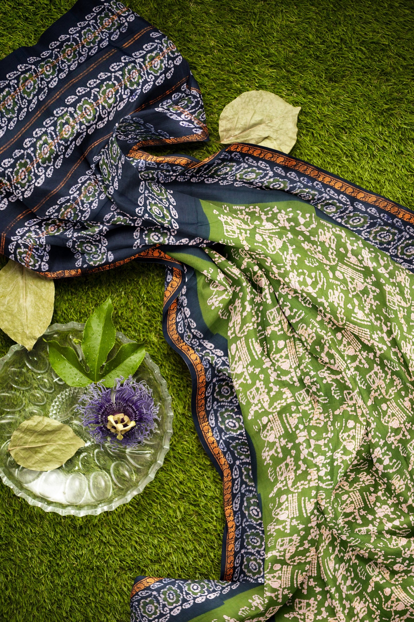 Olive Green Pure Sungudi Cotton Warli Style Print Zari Border Saree