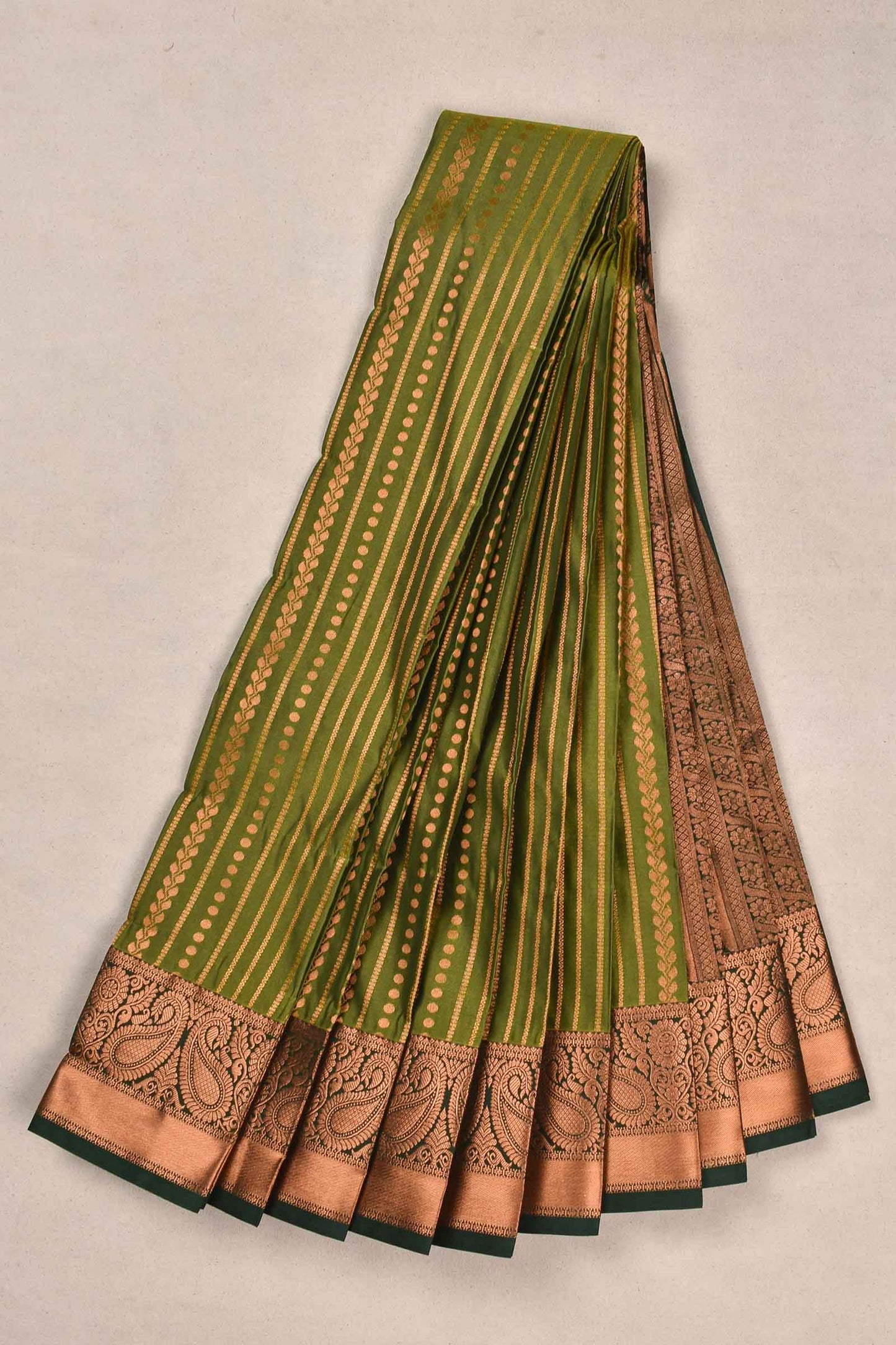 Green Semi Silk Parallel Chain Lines Contrast Blouse Saree