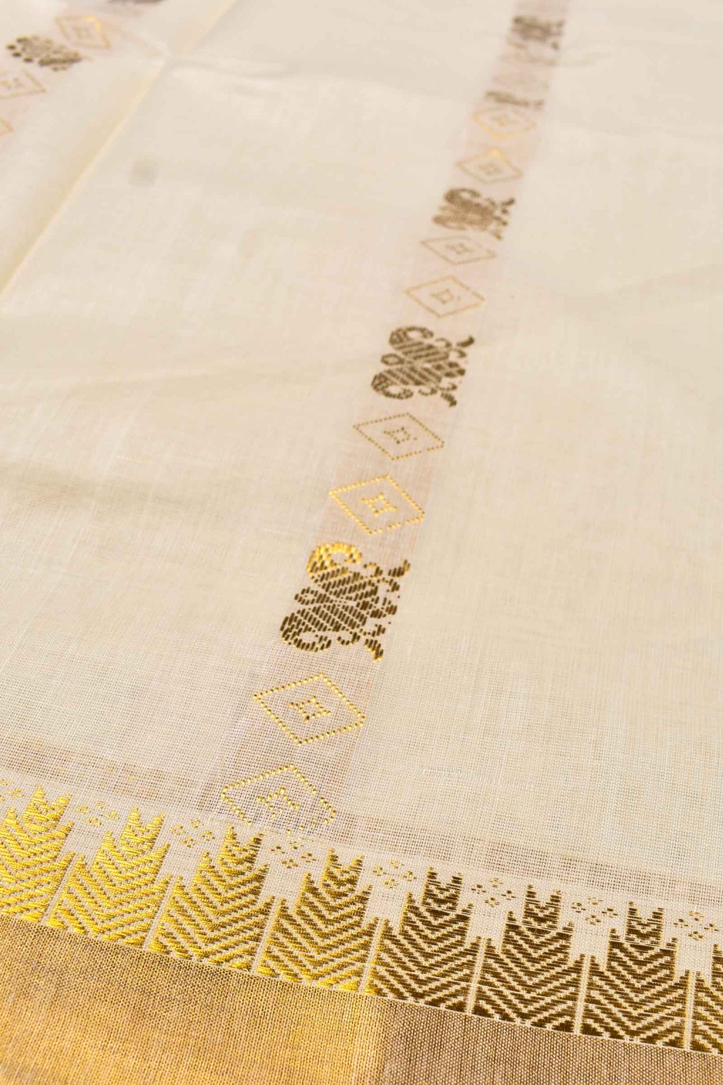 Off White Kerala Cotton Thalampoo Reku Border Rich Pallu Saree