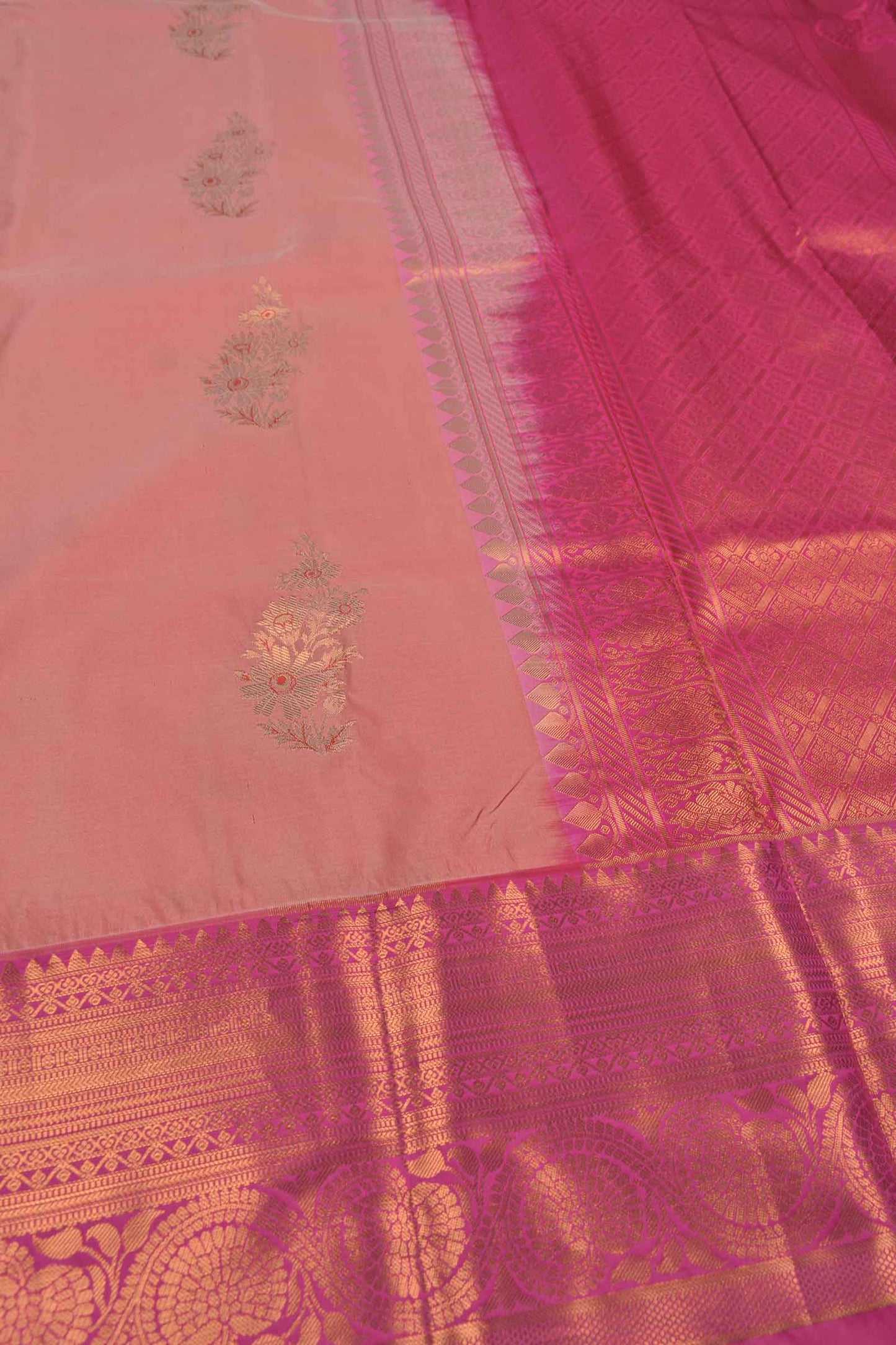 Pink Semi Soft Silk Floral Bouquet Butta Contrast Dark Pink Border Saree