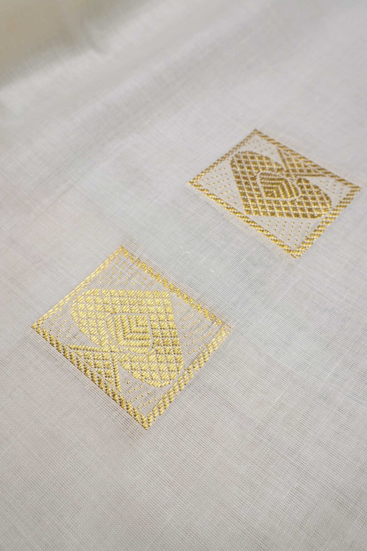 Off White Pure Kerala Cotton Squares Butta Parrots Pallu Saree