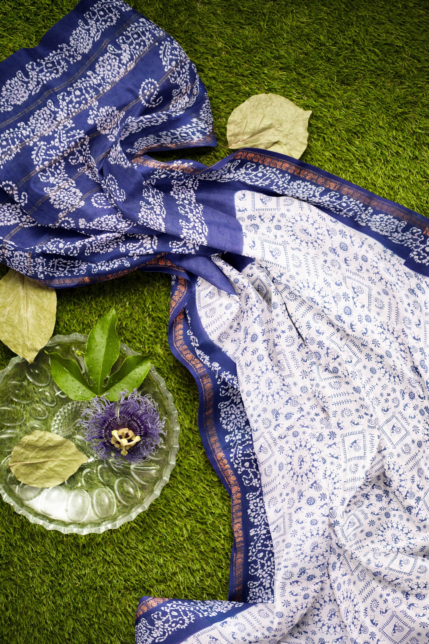 White Pure Sungudi Cotton Warli Print Zari Peacock Border Saree