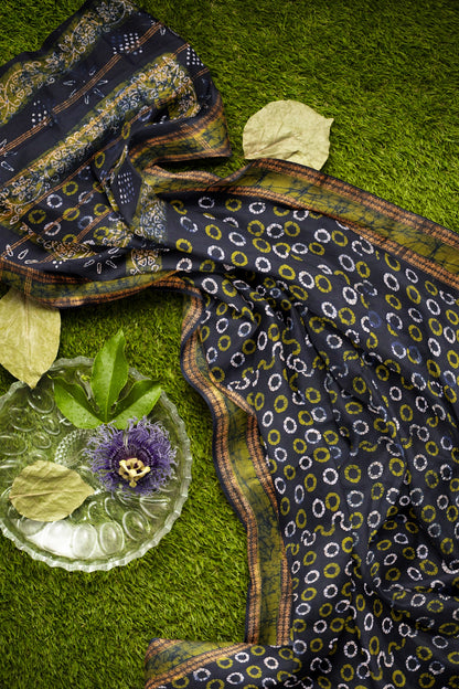 Black Pure Sungudi Cotton Cosmic Dots Double Pet Border Star Pallu Saree