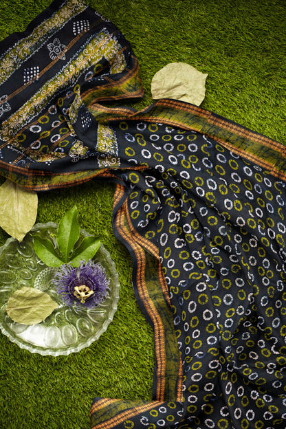 Black Pure Sungudi Cotton Cosmic Dots Double Pet Border Rangoli Pallu Saree