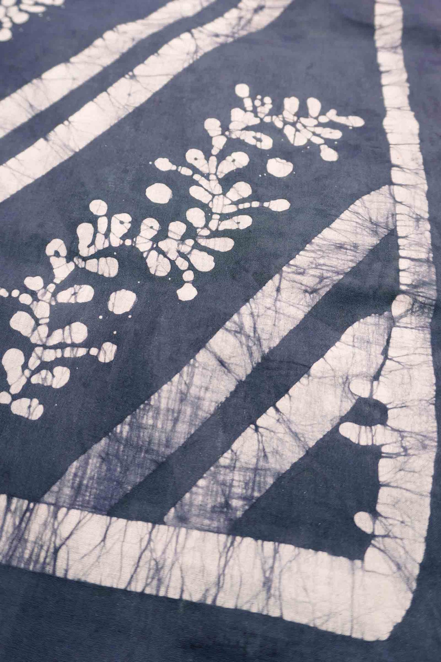 Grey Pure Sungudi Cotton Fancy Cross Floral Line Print Zari  Border Saree