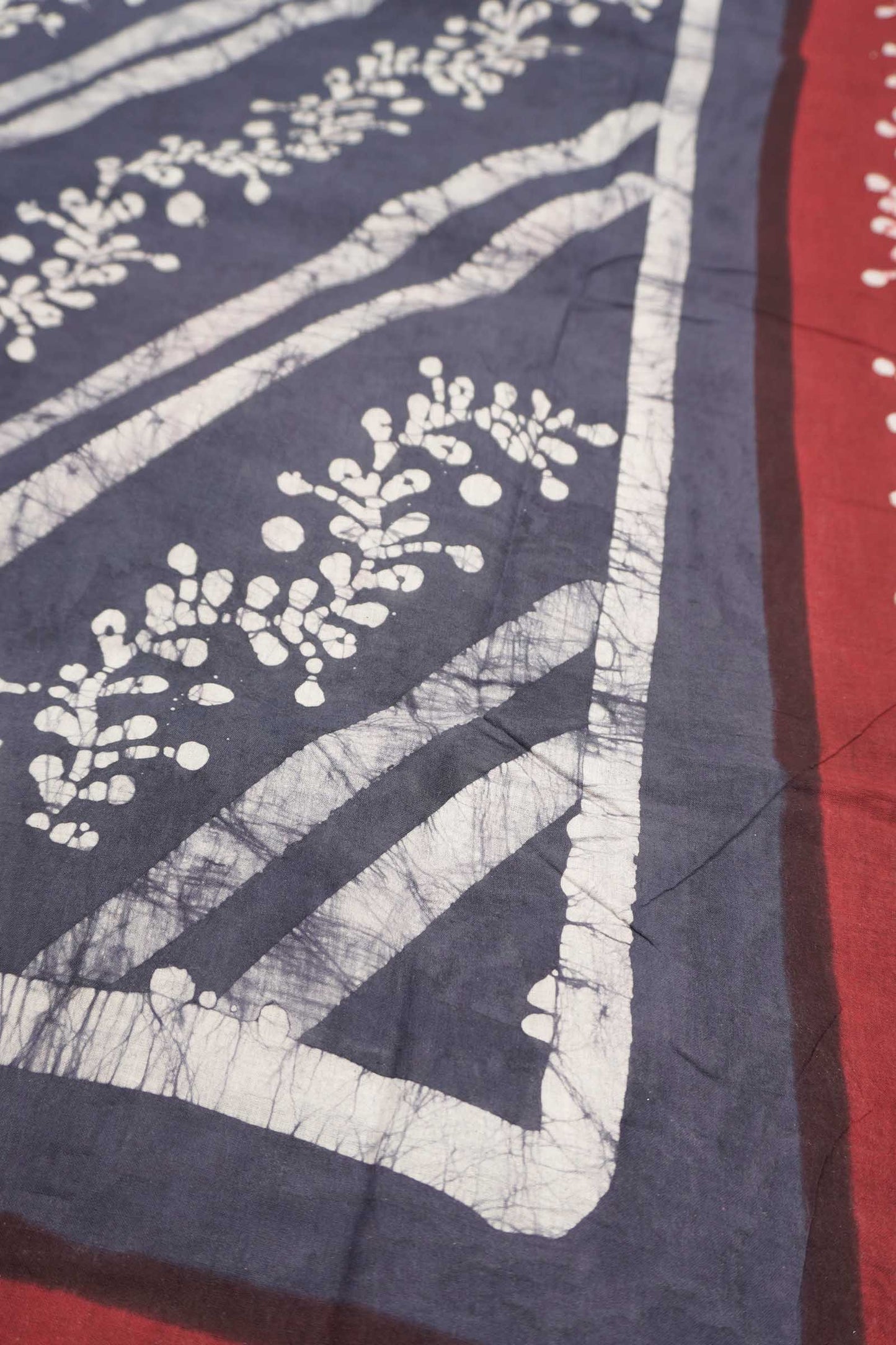 Grey Pure Sungudi Cotton Fancy Cross Floral Vines Print Zari  Border Saree