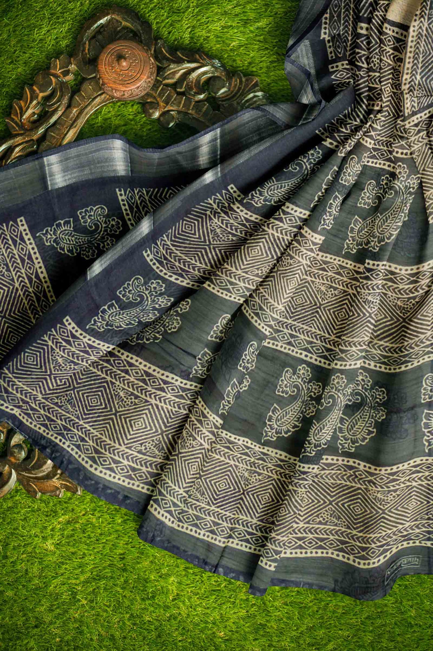 Off White- Black Printed Cotton Paisely Prints Jute Finish Saree