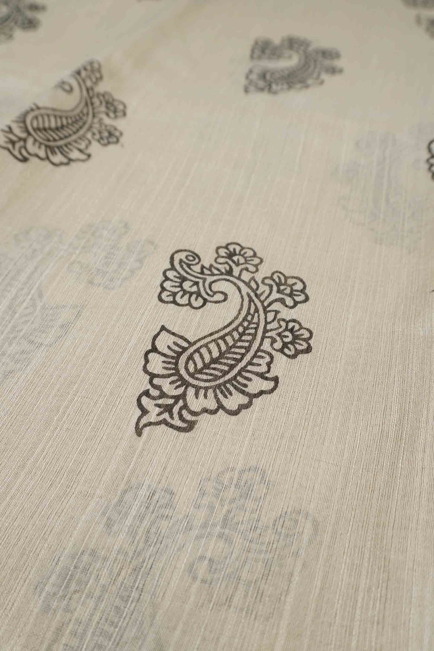 Off White- Black Printed Cotton Paisely Prints Jute Finish Saree