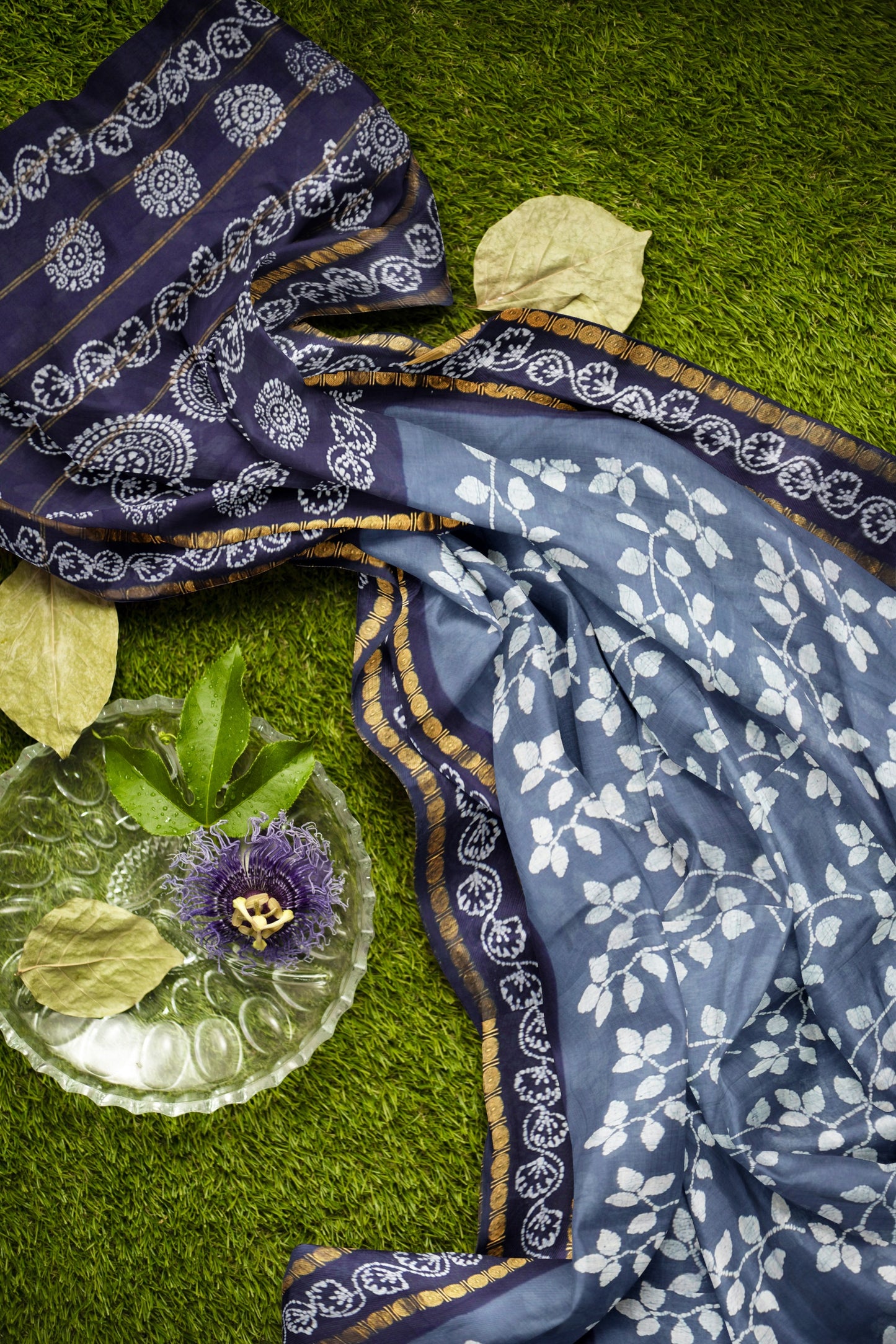 Grey Pure Sungudi Cotton Leaf Print Contrast Border Saree