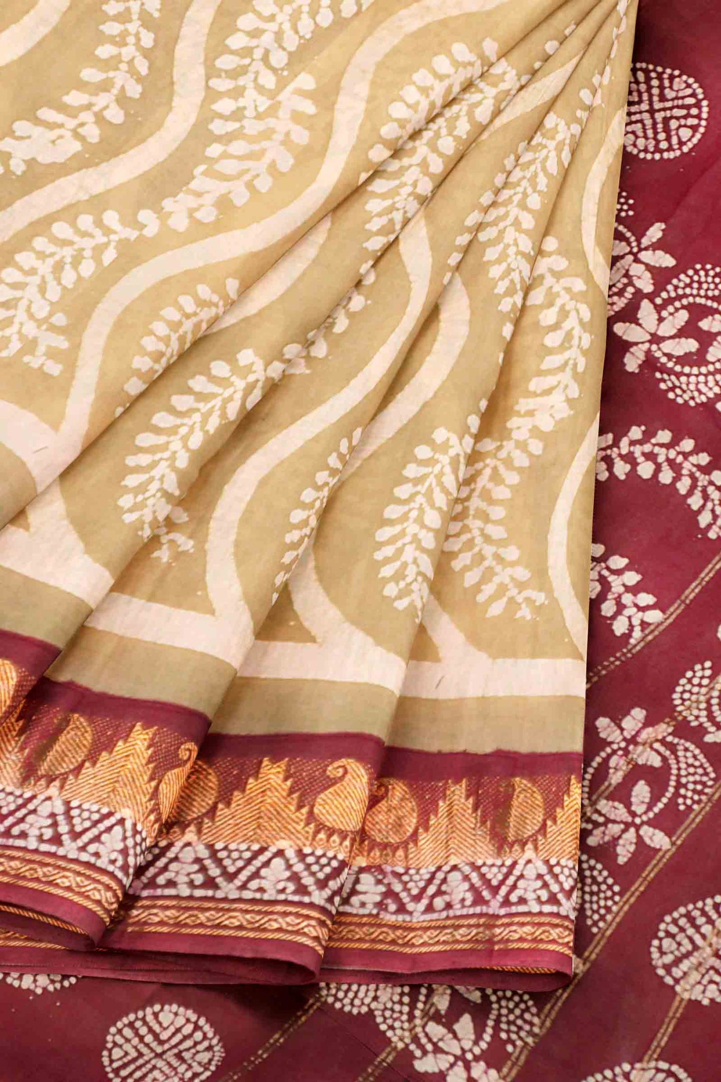Sandal  Pure Sungudi Cotton Contrast Red Border Saree