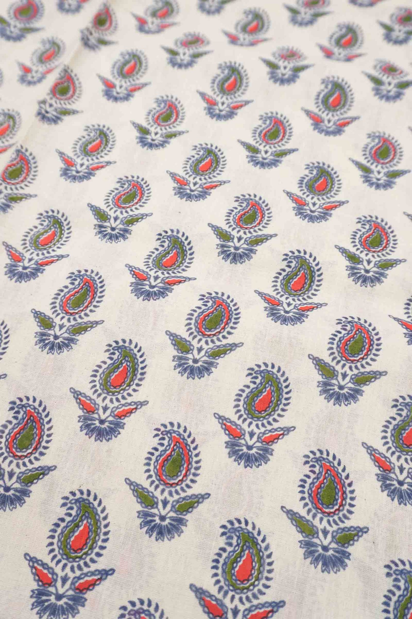 Off White Pure Sungudi Cotton Paisely Print Kolam Pallu Saree