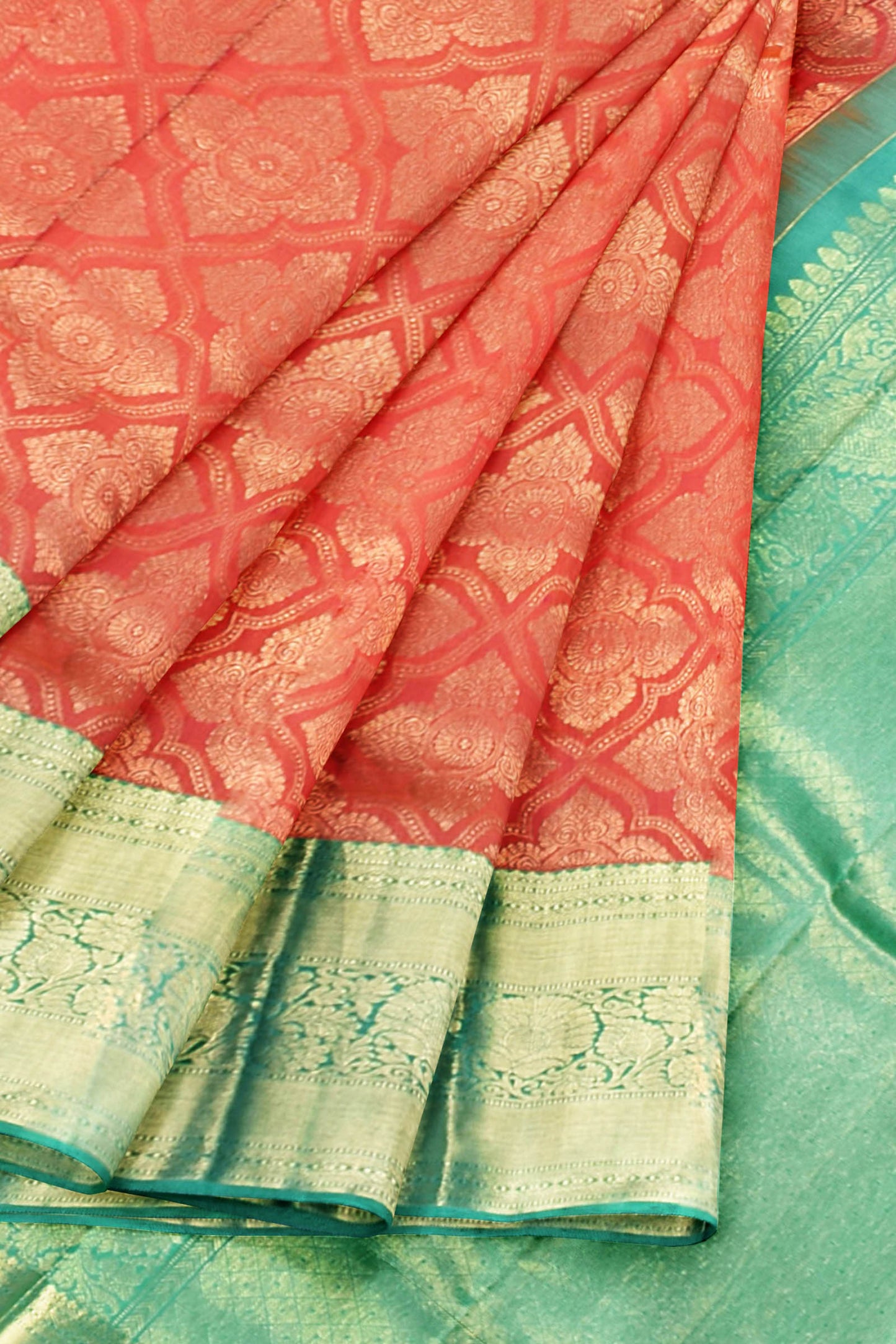 Red Kanchipuram Bridal Pure Silk Flower Diamond Pattern Body Green Contrast Pallu Saree