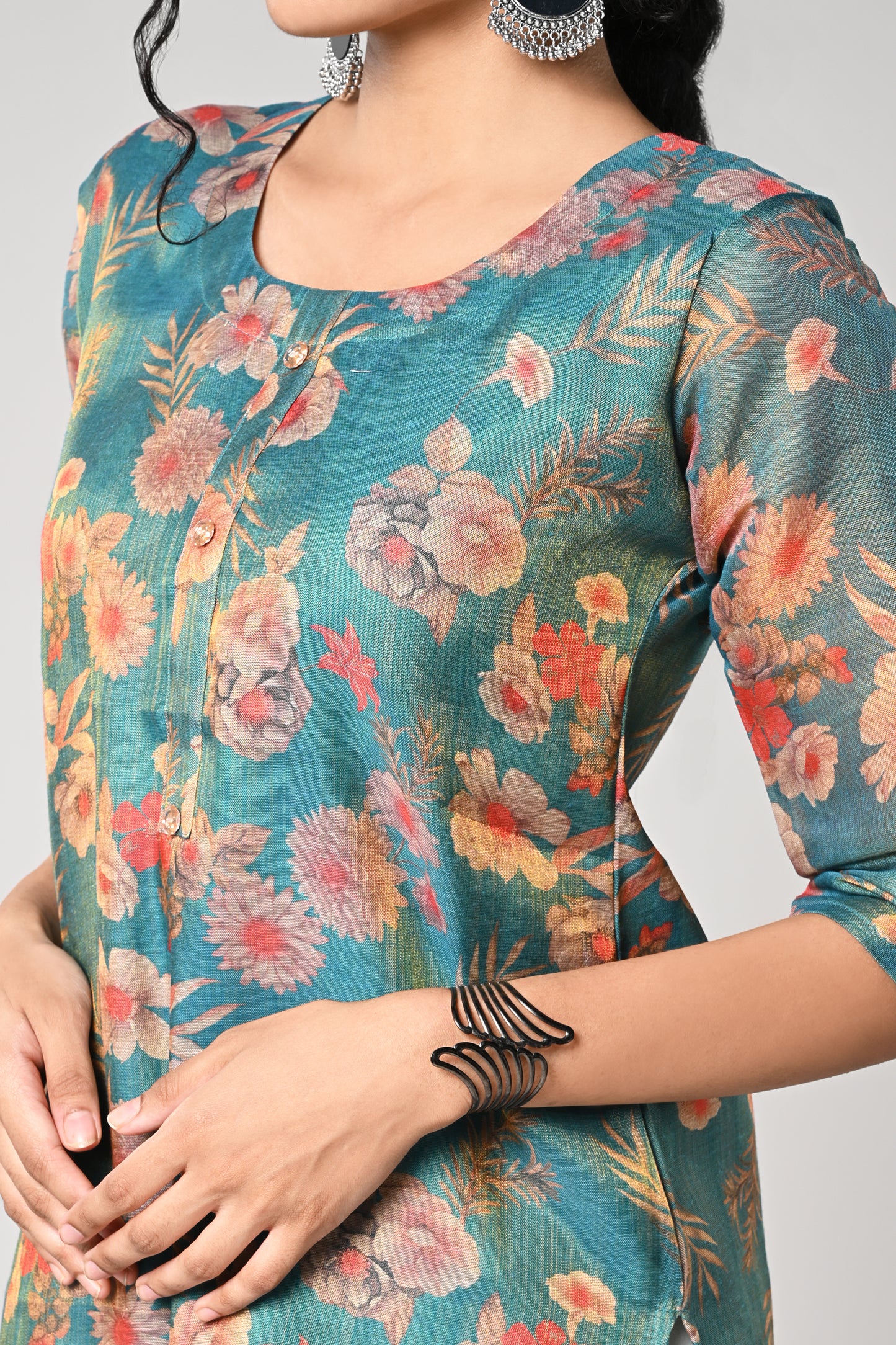 straight top,
floral prints all over the body,
round neck &amp; 3\4 sleeves,
shimmer material.