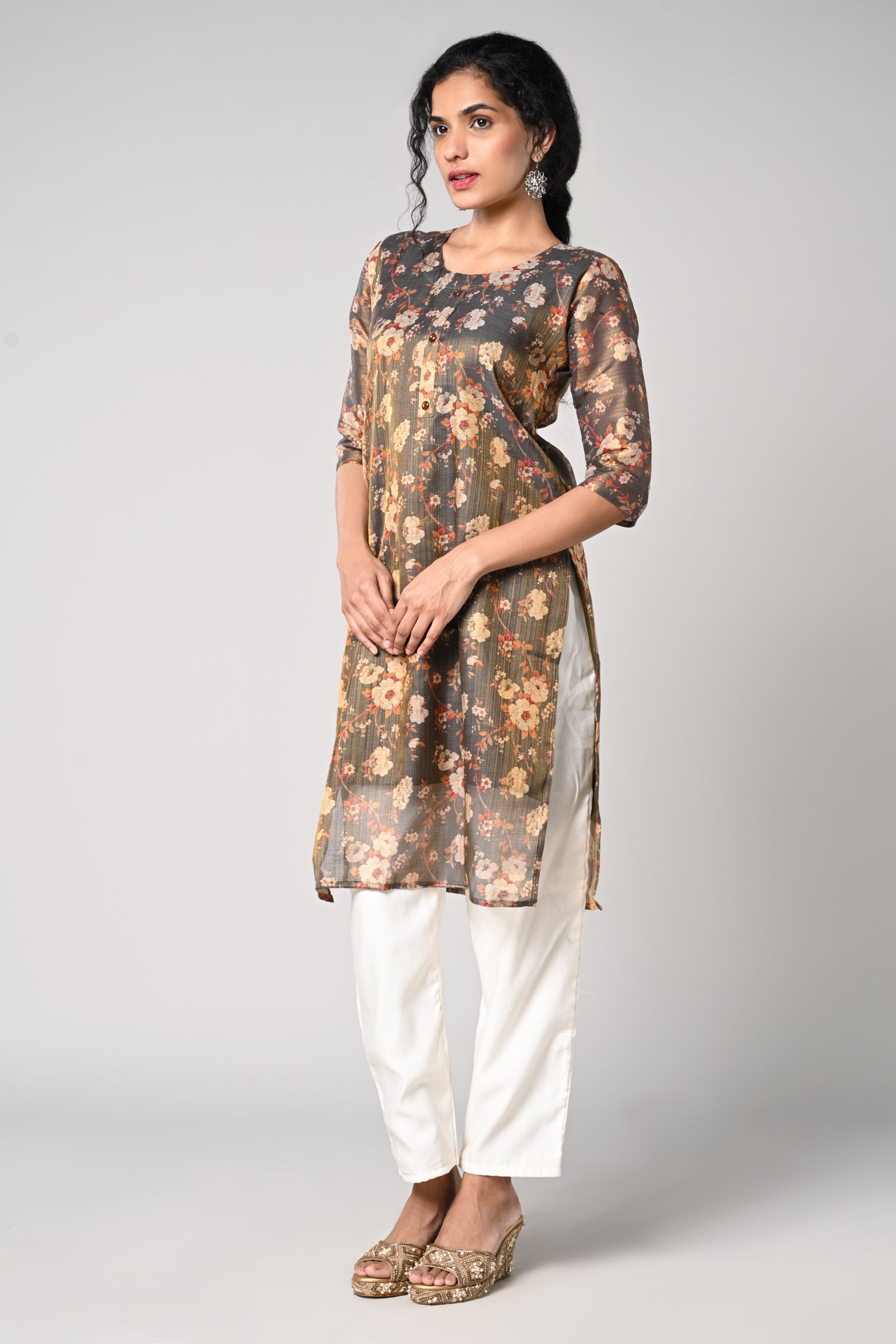 straight top,
floral prints all over the body
round neck &amp; 3/4 sleeves,
shimmer material.