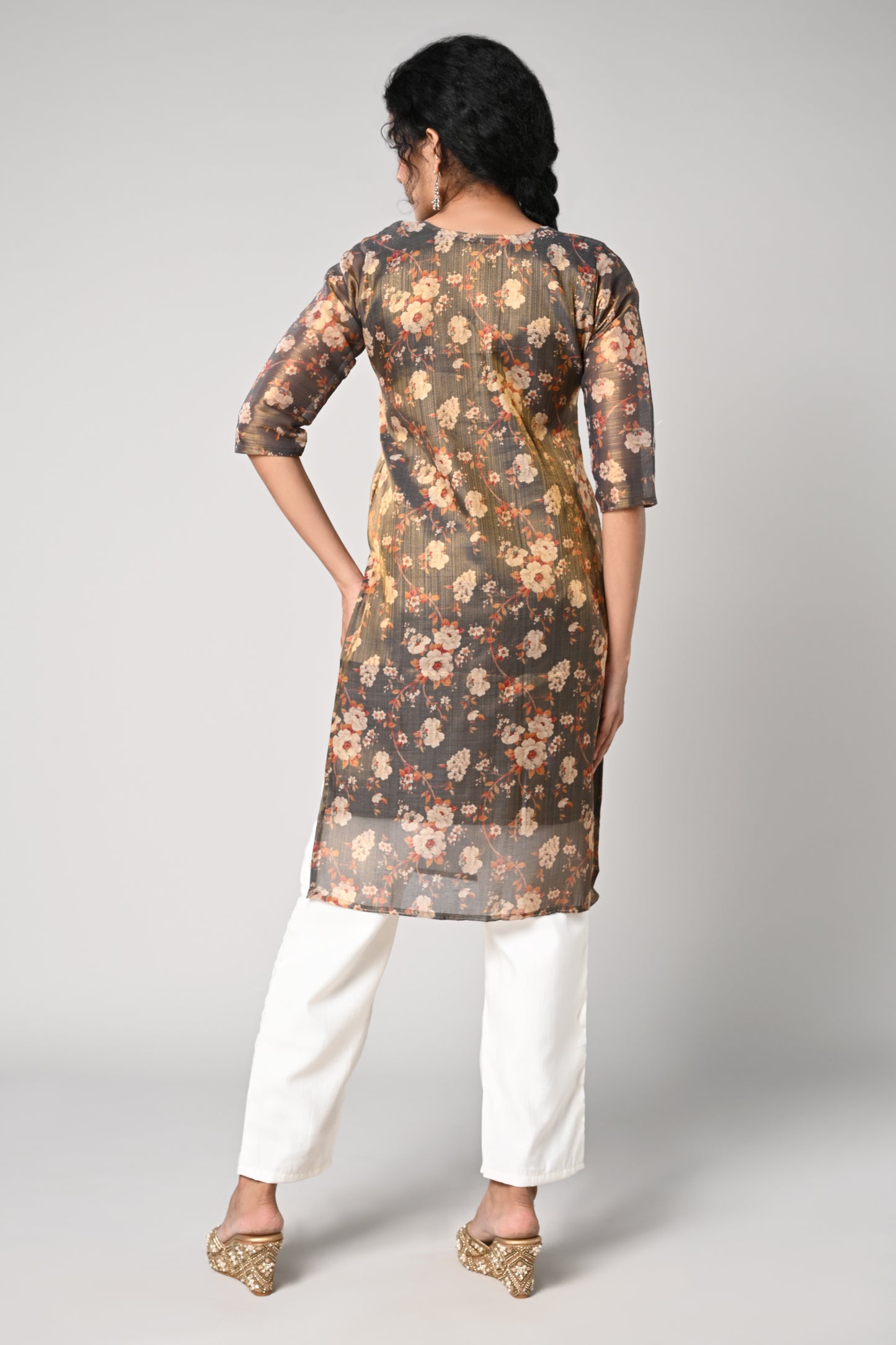 straight top,
floral prints all over the body
round neck &amp; 3/4 sleeves,
shimmer material.