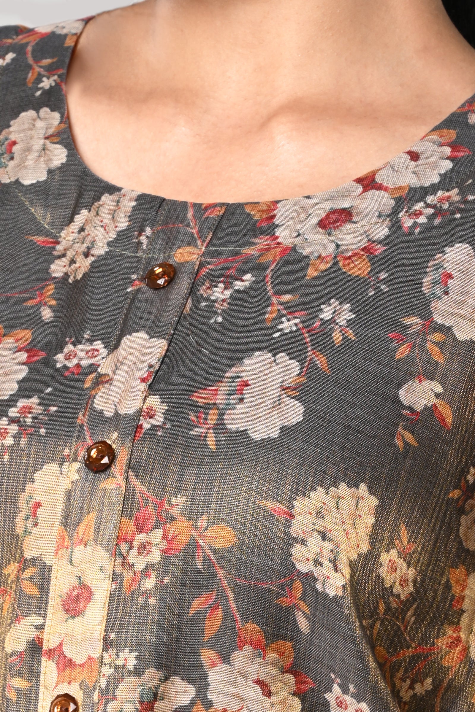 straight top,
floral prints all over the body
round neck &amp; 3/4 sleeves,
shimmer material.