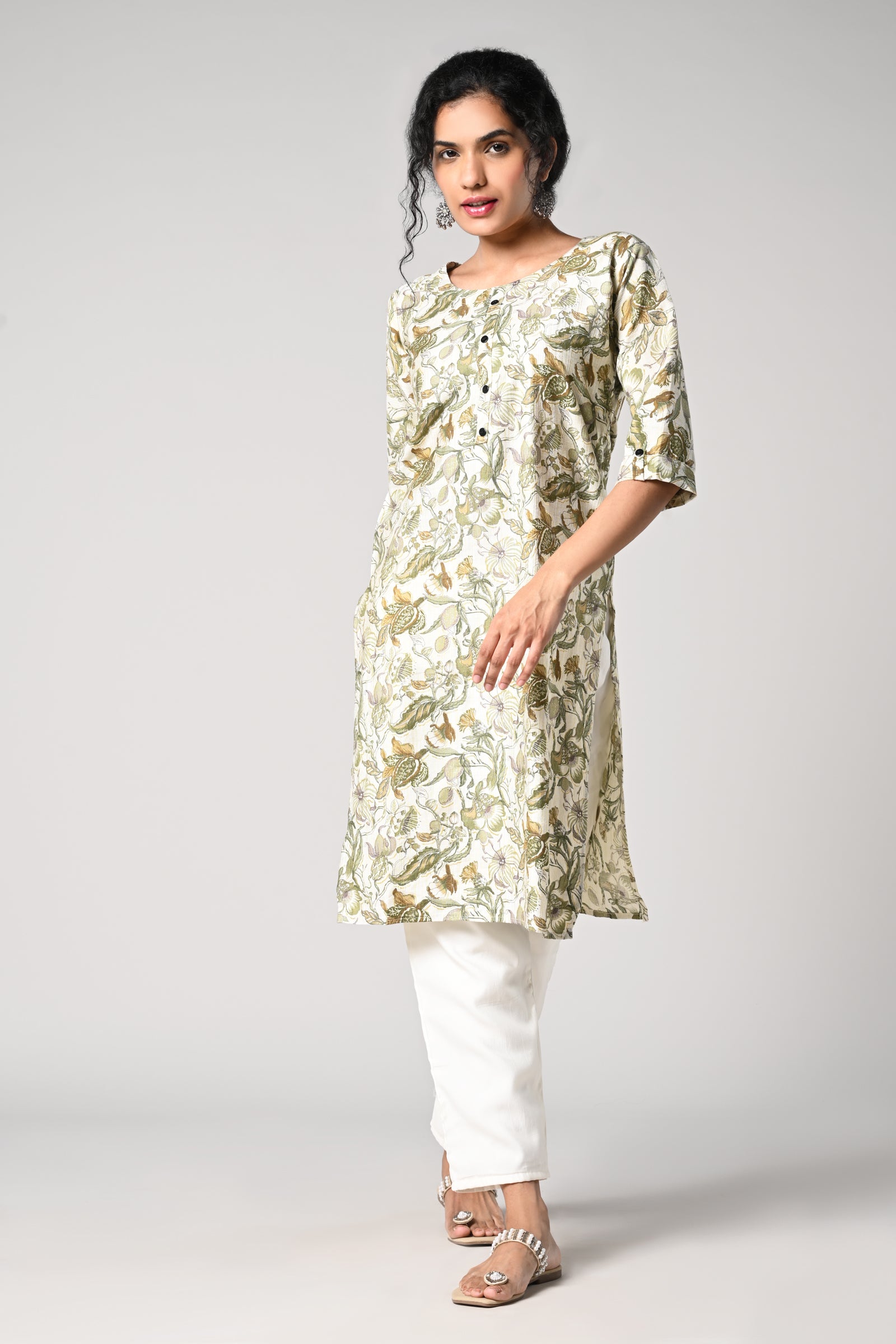 straight cut kurti,
floral prints all over the body,
round neck &amp; 3\4 sleeves,
cotton material