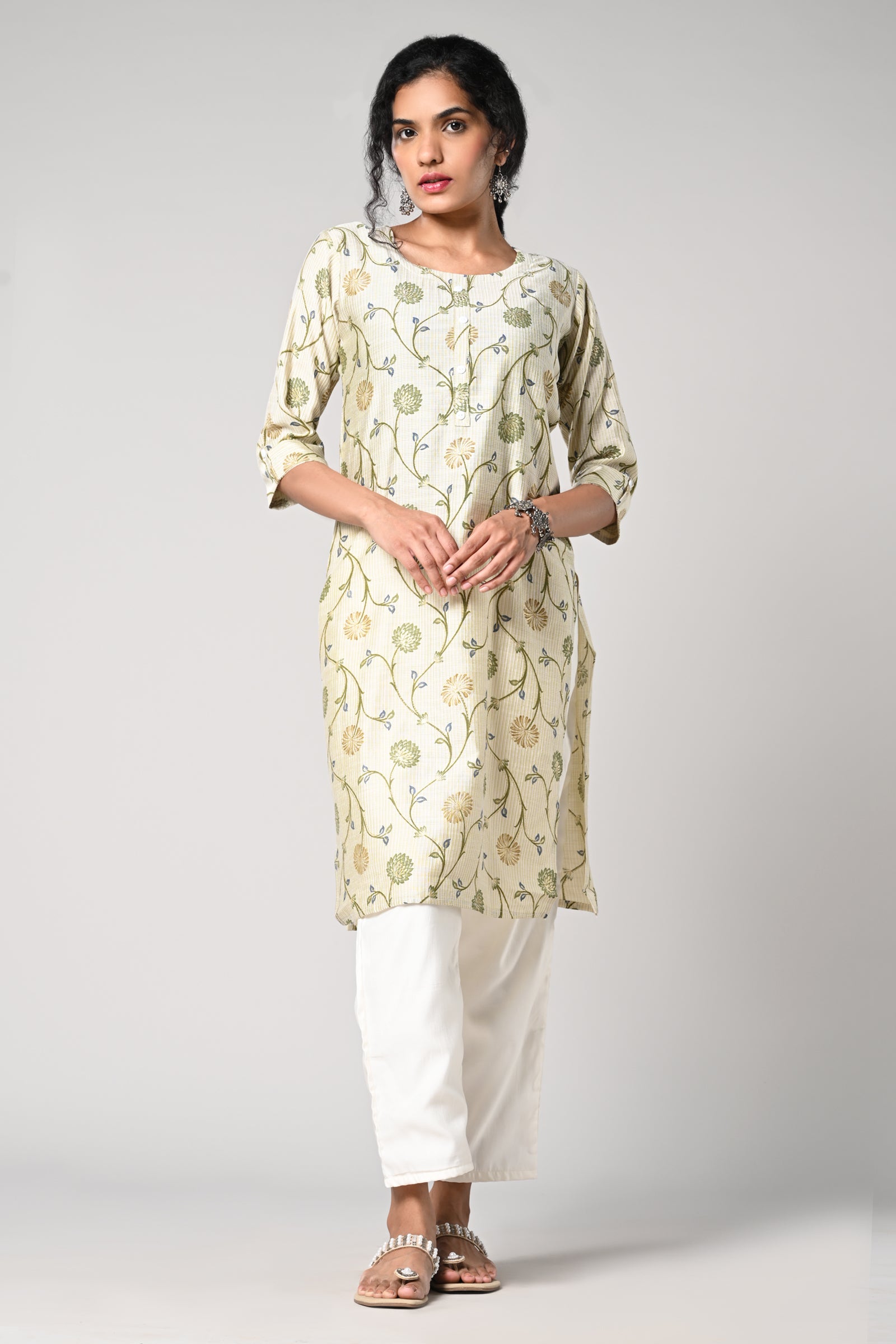 straight cut kurti,
floral prints all over the body,
round neck &amp; 3\4 sleeves,
cotton material