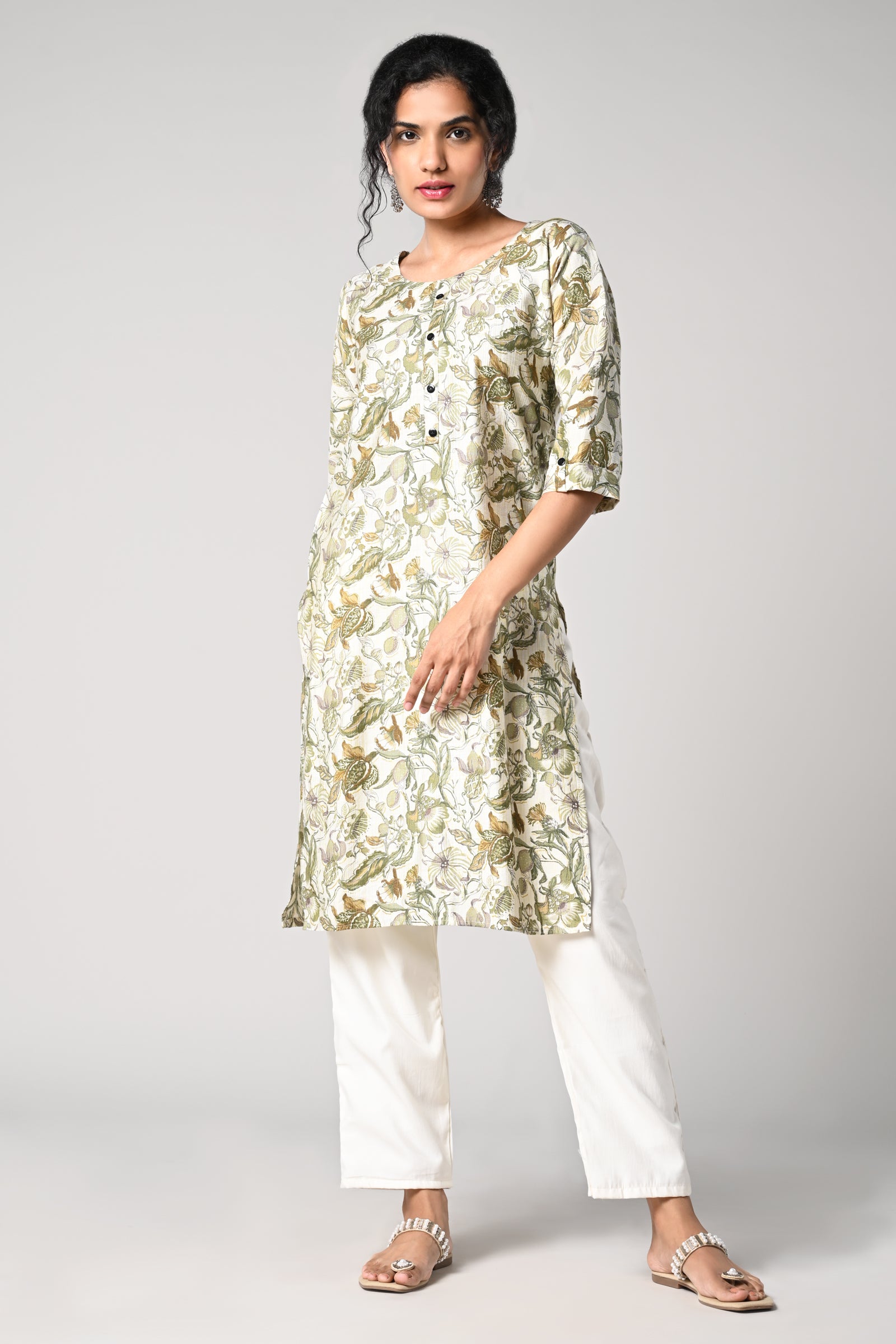 straight cut kurti,
floral prints all over the body,
round neck &amp; 3\4 sleeves,
cotton material