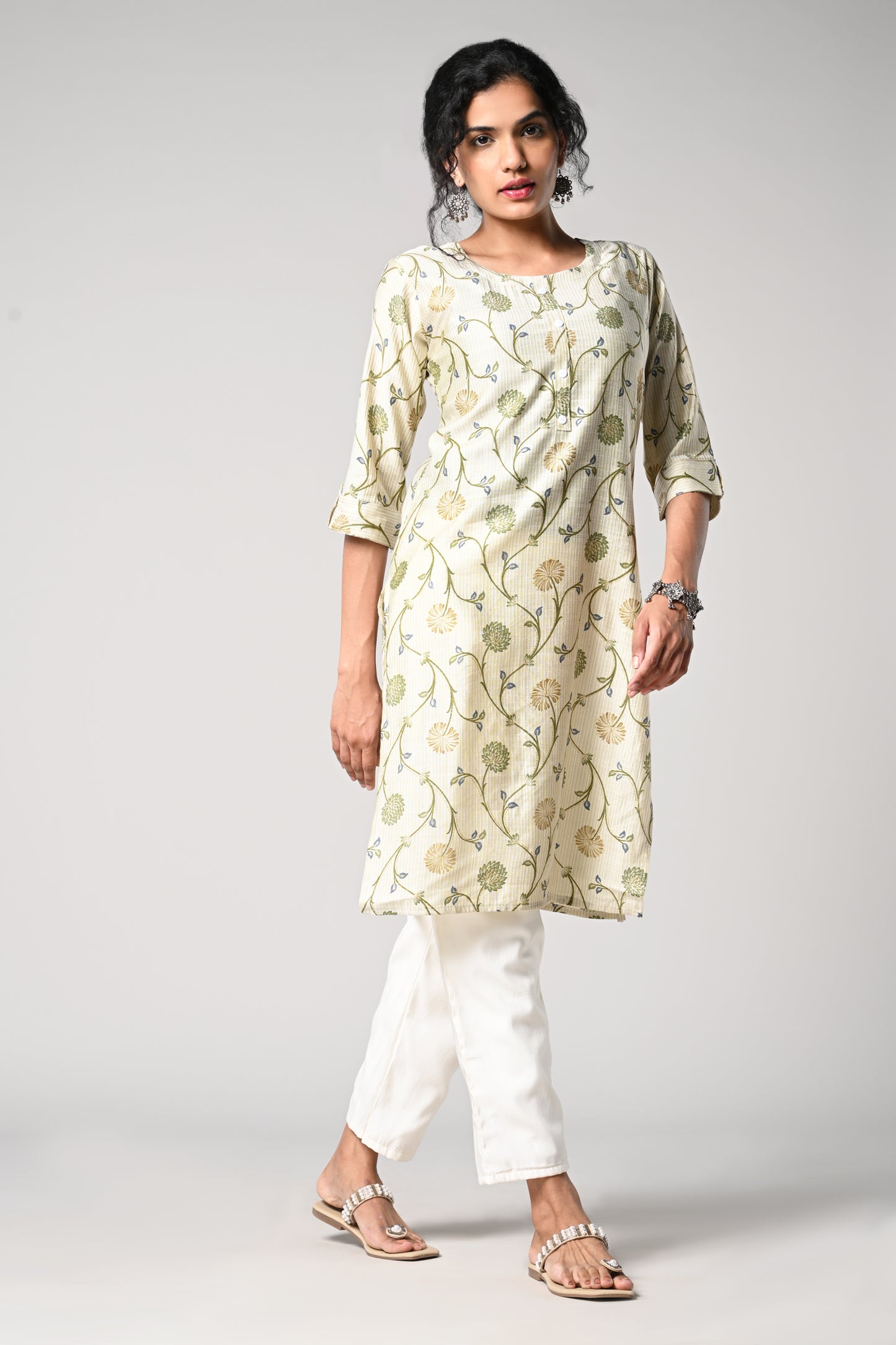 straight cut kurti,
floral prints all over the body,
round neck &amp; 3\4 sleeves,
cotton material