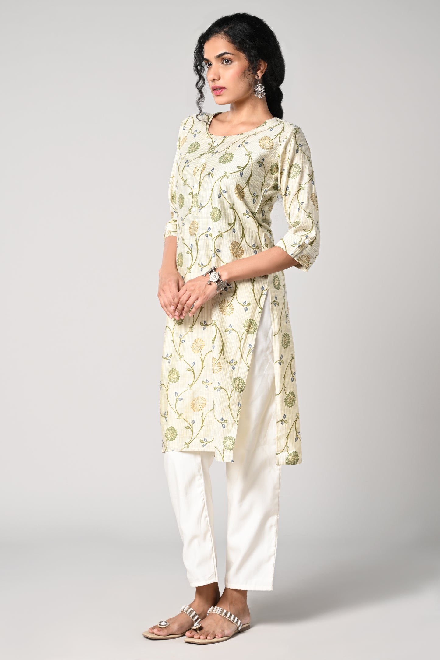 straight cut kurti,
floral prints all over the body,
round neck &amp; 3\4 sleeves,
cotton material