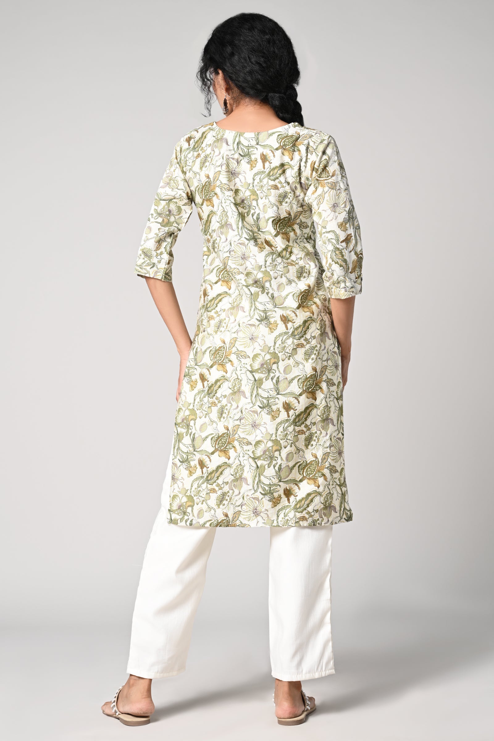 straight cut kurti,
floral prints all over the body,
round neck &amp; 3\4 sleeves,
cotton material