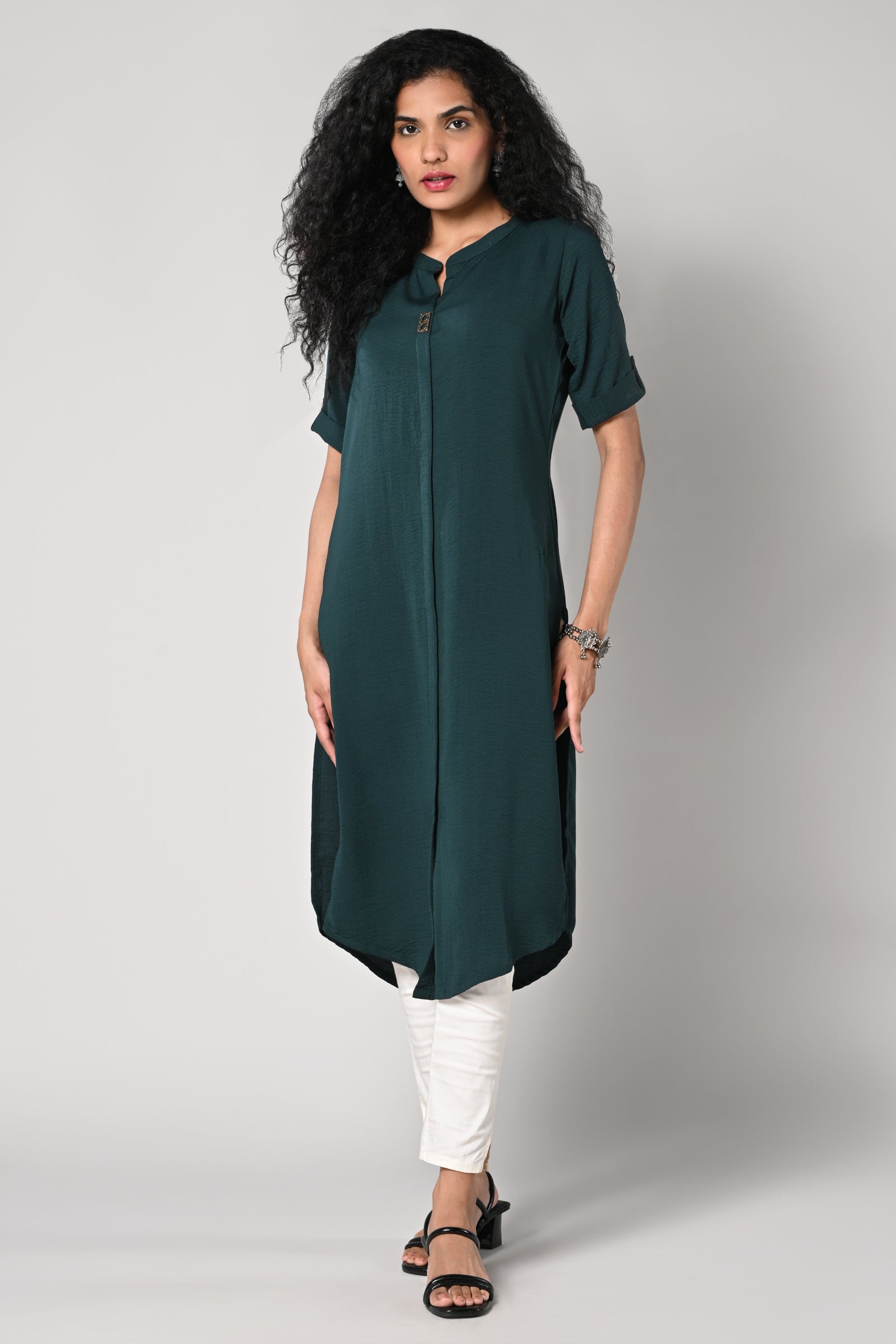 straight cut kurti,
round neck &amp; elbow sleeves,
imported fabric,
square button in the neck.