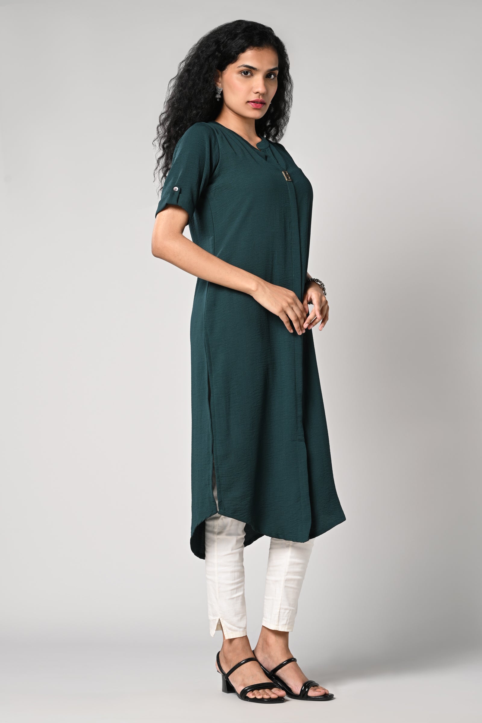 straight cut kurti,
round neck &amp; elbow sleeves,
imported fabric,
square button in the neck.