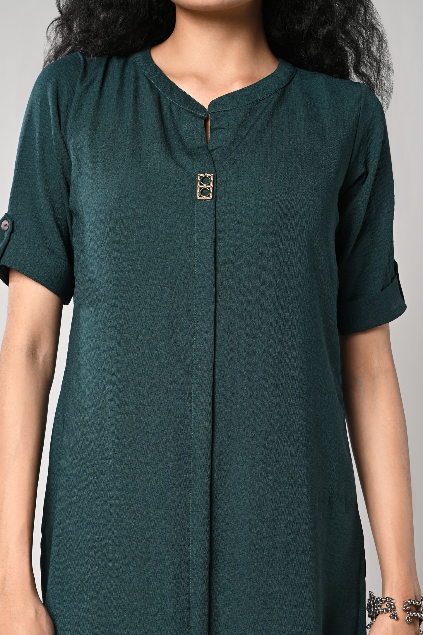 straight cut kurti,
round neck &amp; elbow sleeves,
imported fabric,
square button in the neck.