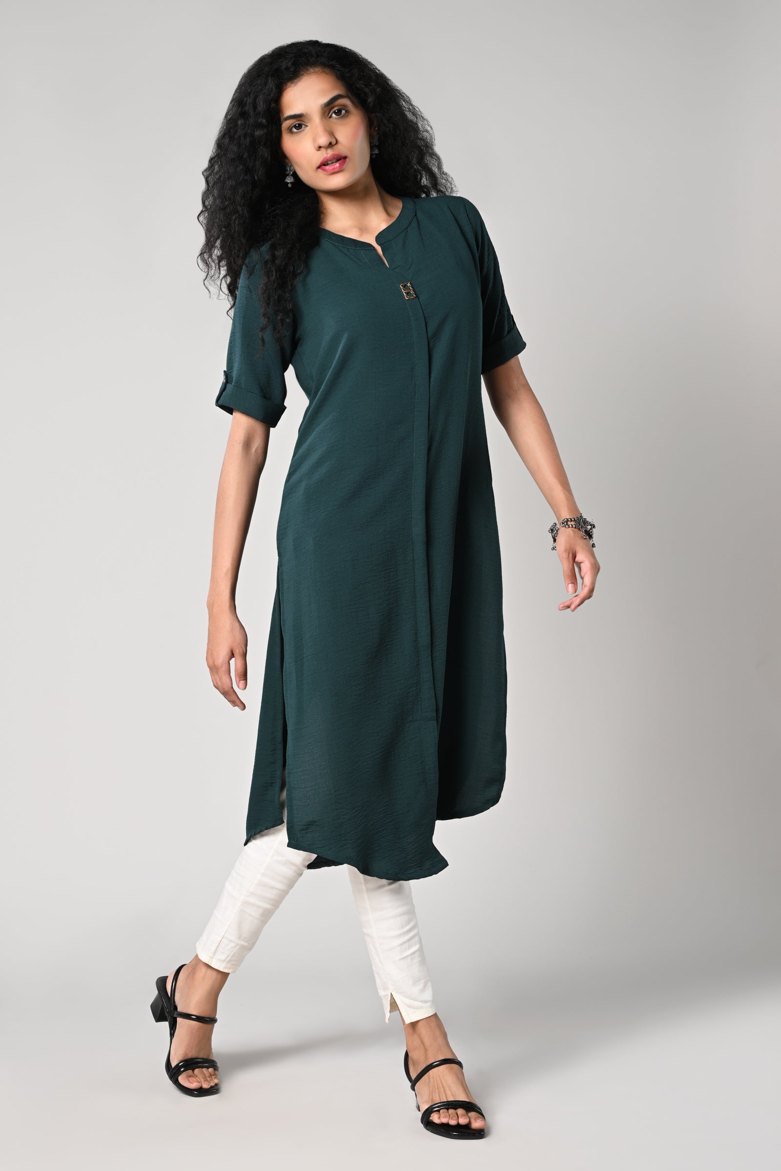 straight cut kurti,
round neck &amp; elbow sleeves,
imported fabric,
square button in the neck.