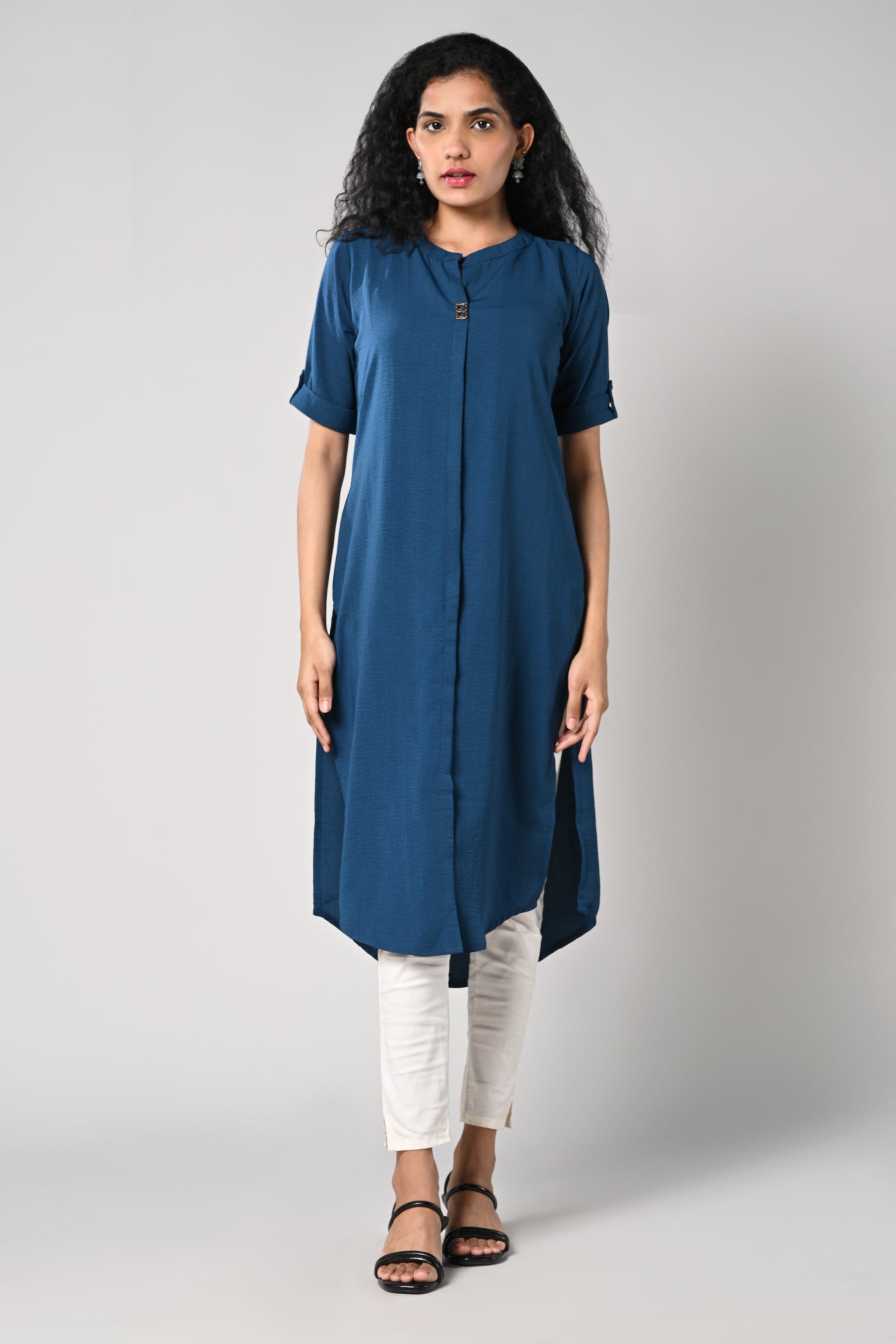 straight cut kurti,
round neck &amp; elbow sleeves,
imported fabric,
square button in the neck.