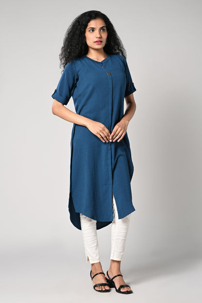 straight cut kurti,
round neck &amp; elbow sleeves,
imported fabric,
square button in the neck.