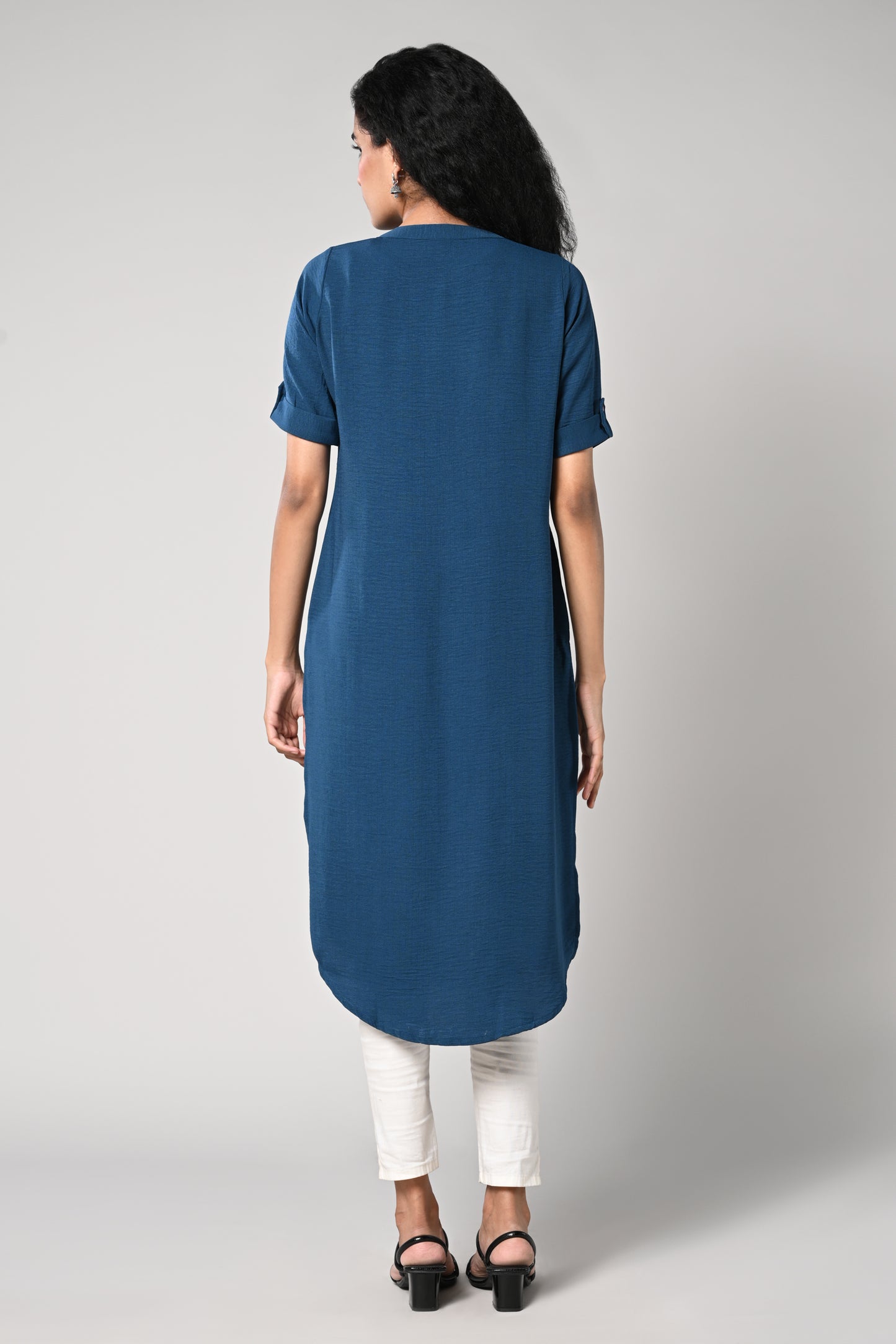 straight cut kurti,
round neck &amp; elbow sleeves,
imported fabric,
square button in the neck.