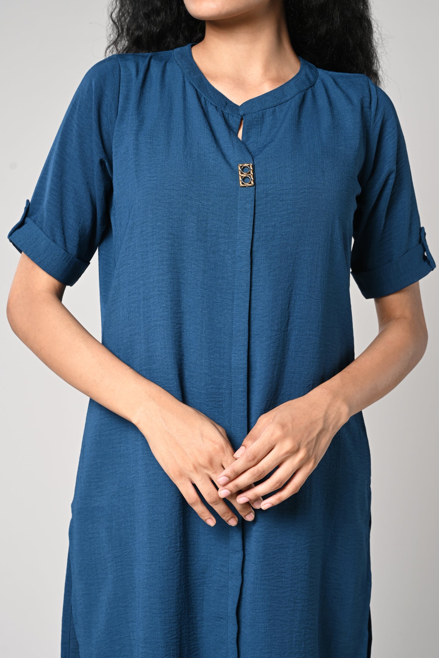 straight cut kurti,
round neck &amp; elbow sleeves,
imported fabric,
square button in the neck.