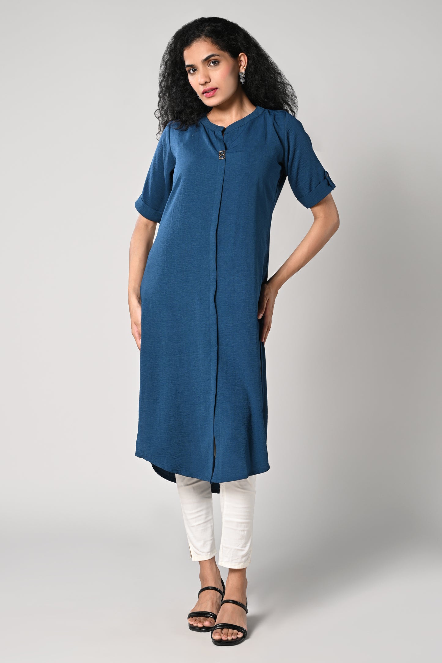 straight cut kurti,
round neck &amp; elbow sleeves,
imported fabric,
square button in the neck.