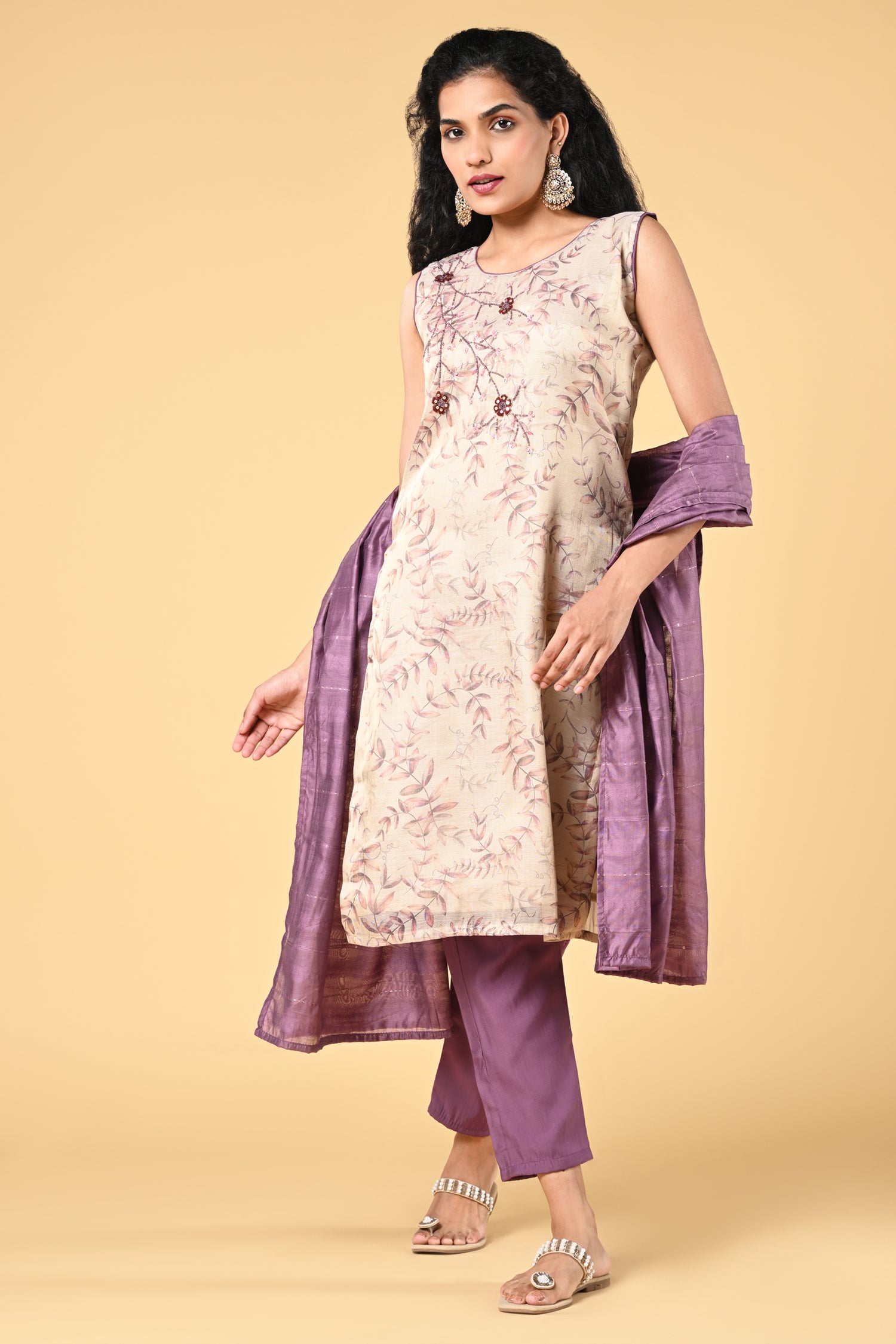 printed straight cut with round neck.
&nbsp;sleeves comes separately with top.
bead work in neck line.
contrast cotton straight pants.
contast purple dupatta.