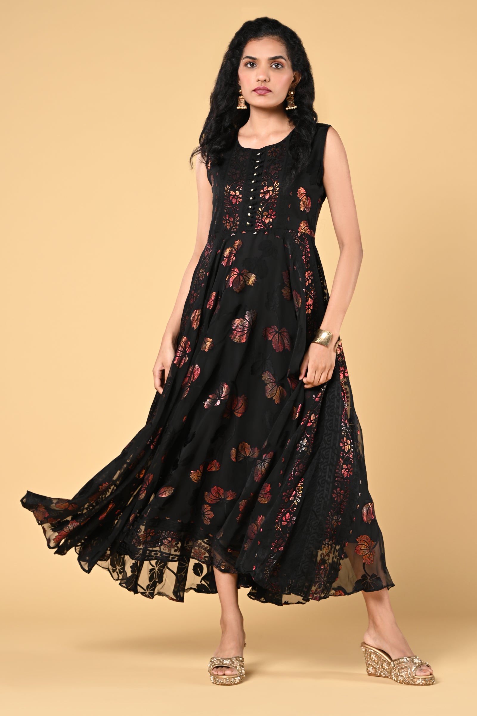 occasion wear gown.
brasso weaving round neck.
sleeves comes separately with the top.