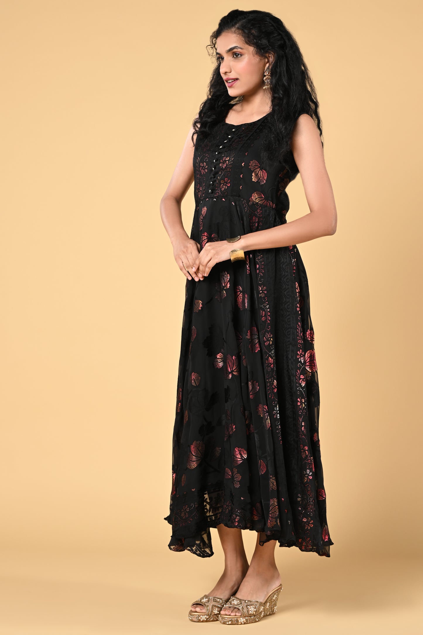 occasion wear gown.
brasso weaving round neck.
sleeves comes separately with the top.