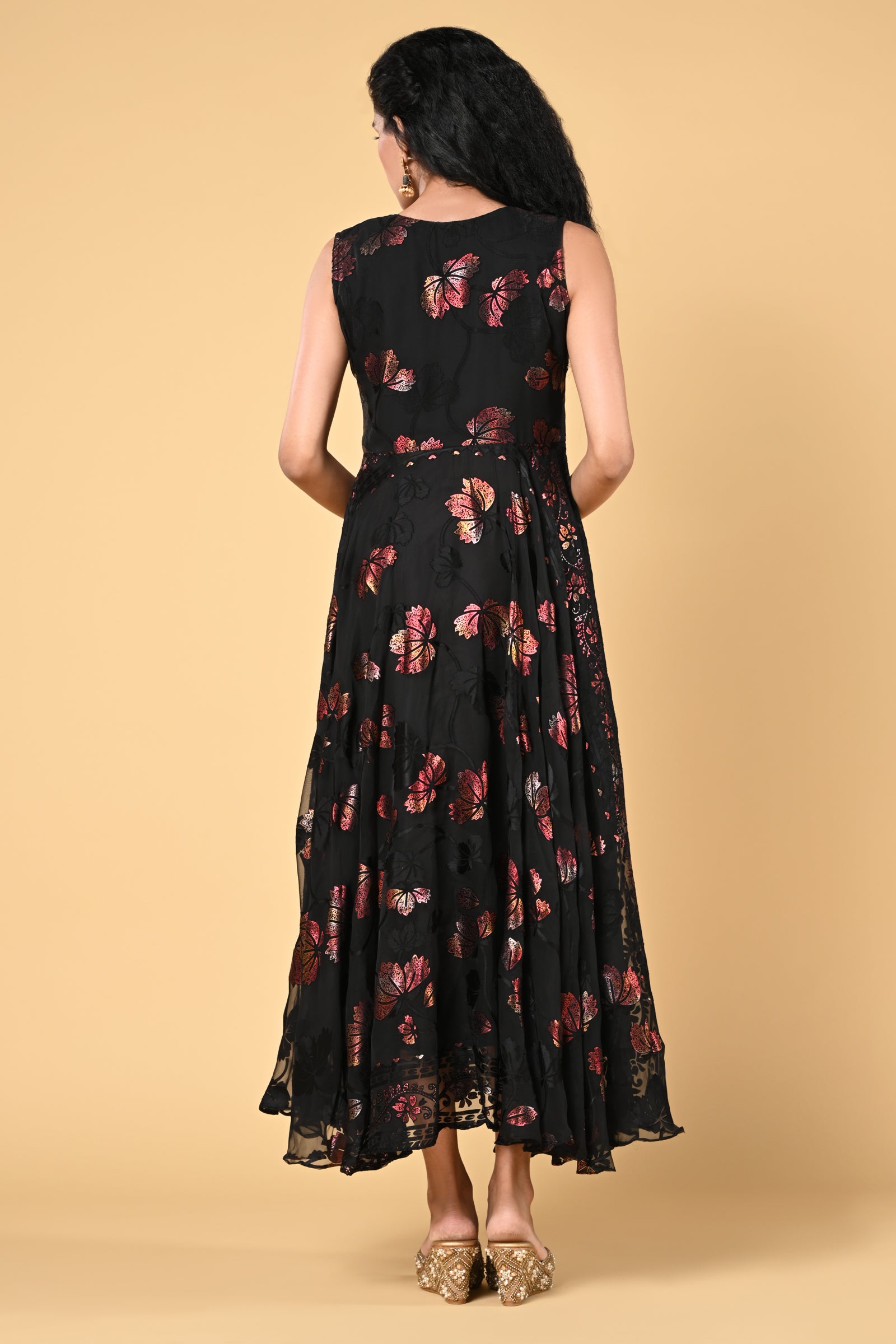 occasion wear gown.
brasso weaving round neck.
sleeves comes separately with the top.