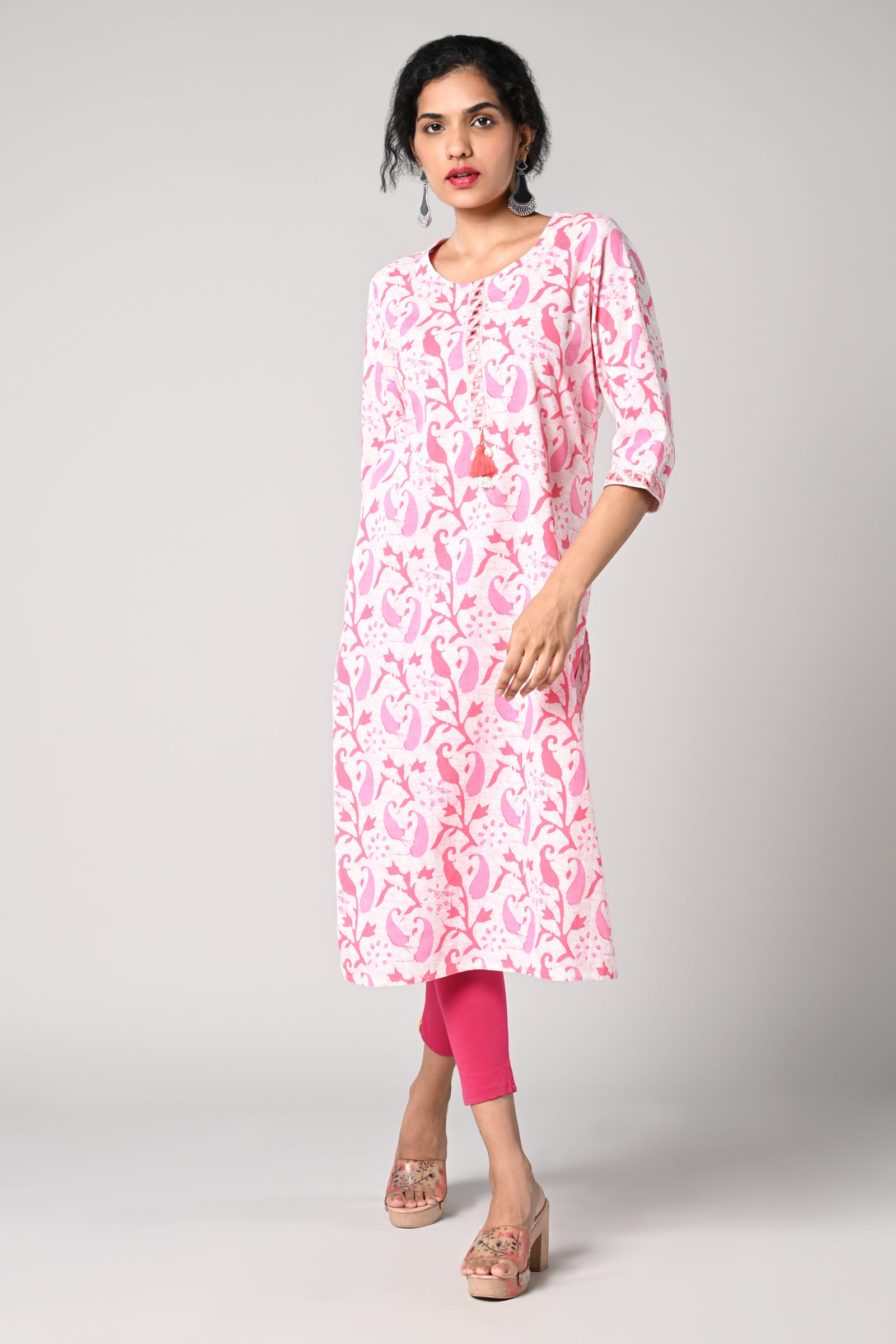 straight kurti,
floral prints all over the body,
round neck &amp; 3\4 sleeves,
pure jaipur cotton material.