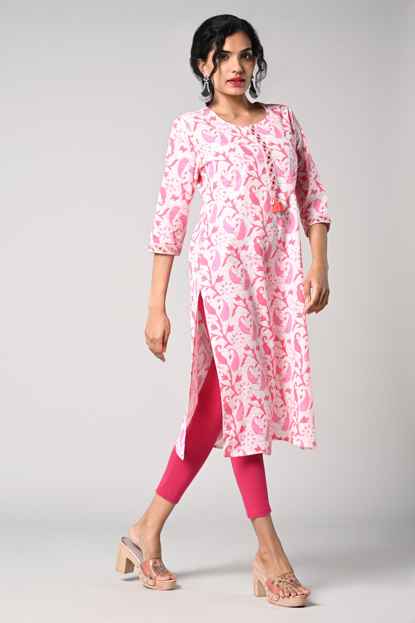 straight kurti,
floral prints all over the body,
round neck &amp; 3\4 sleeves,
pure jaipur cotton material.