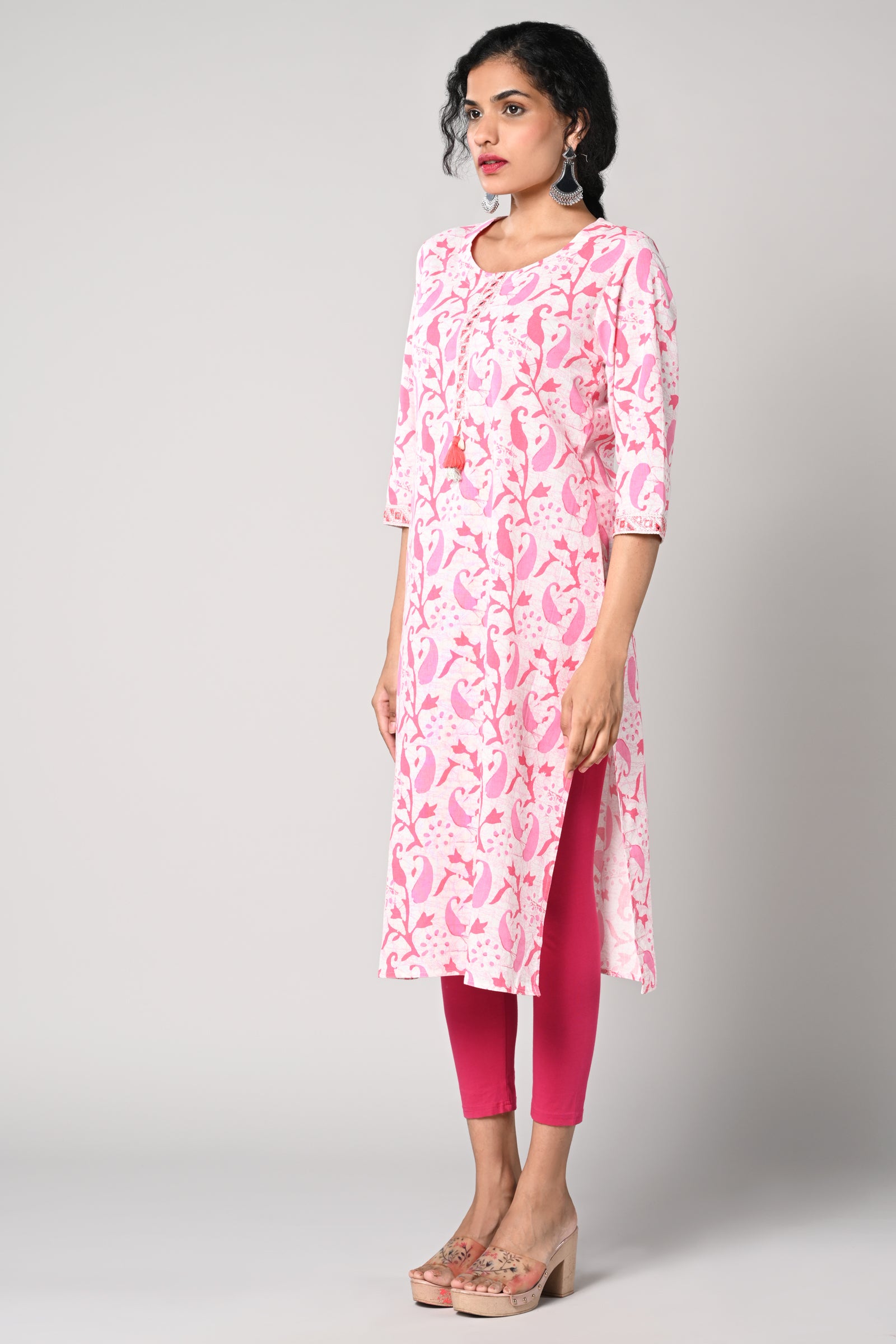 straight kurti,
floral prints all over the body,
round neck &amp; 3\4 sleeves,
pure jaipur cotton material.