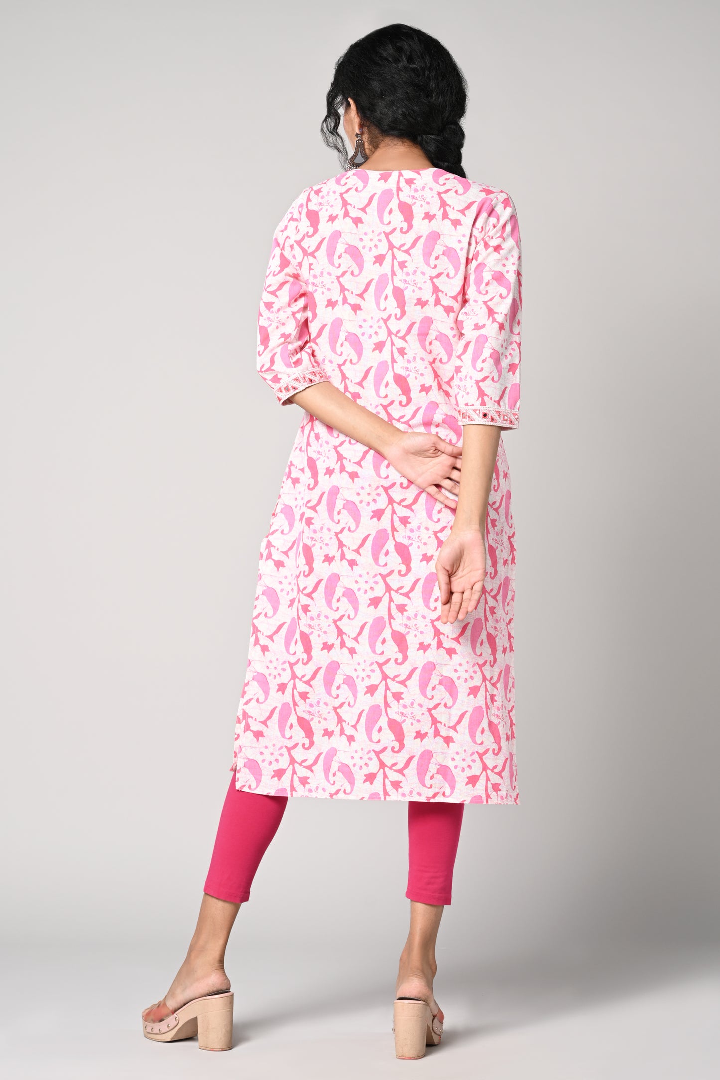 straight kurti,
floral prints all over the body,
round neck &amp; 3\4 sleeves,
pure jaipur cotton material.