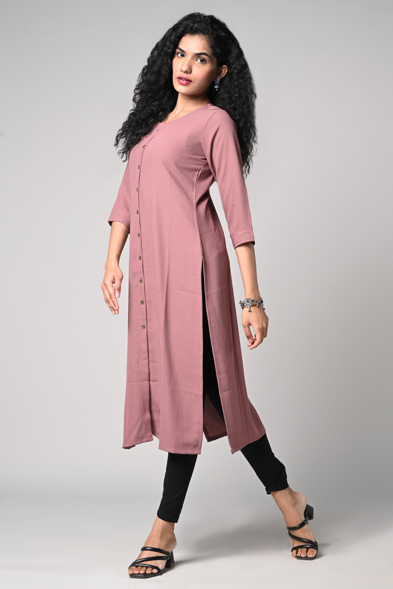 straight cut kurti.
round neck &amp; 3/4 sleeves.
golden buttons in the centre.