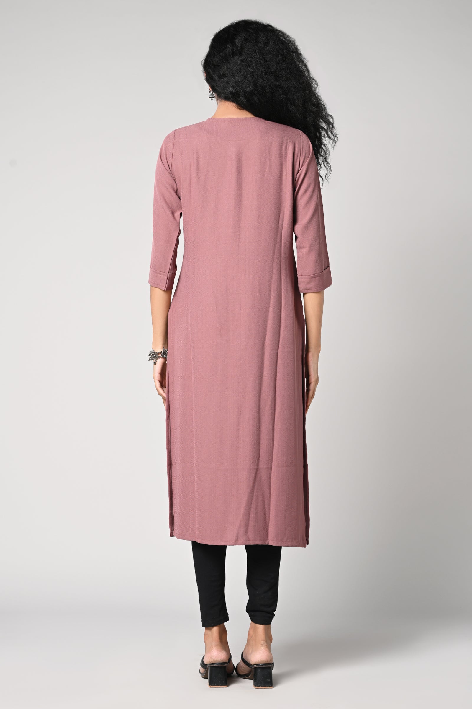 straight cut kurti.
round neck &amp; 3/4 sleeves.
golden buttons in the centre.