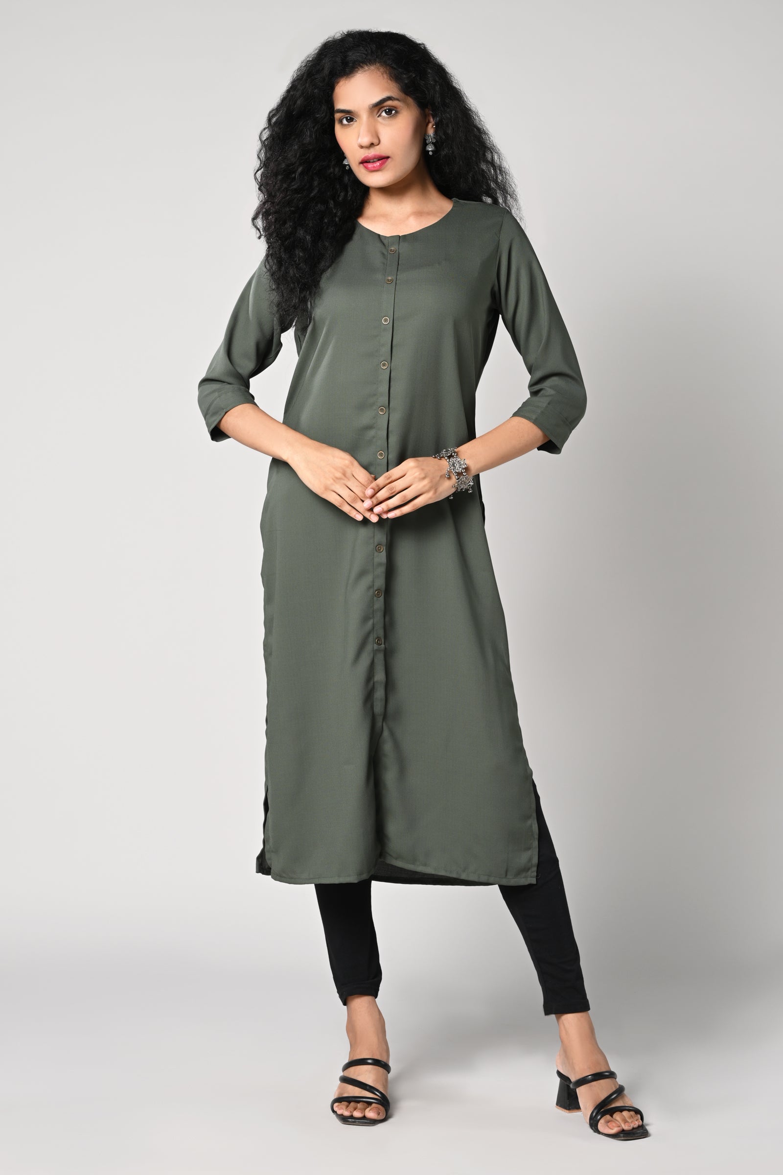 straight cut kurti.
round neck &amp; 3/4 sleeves,
golden buttons in the centre.