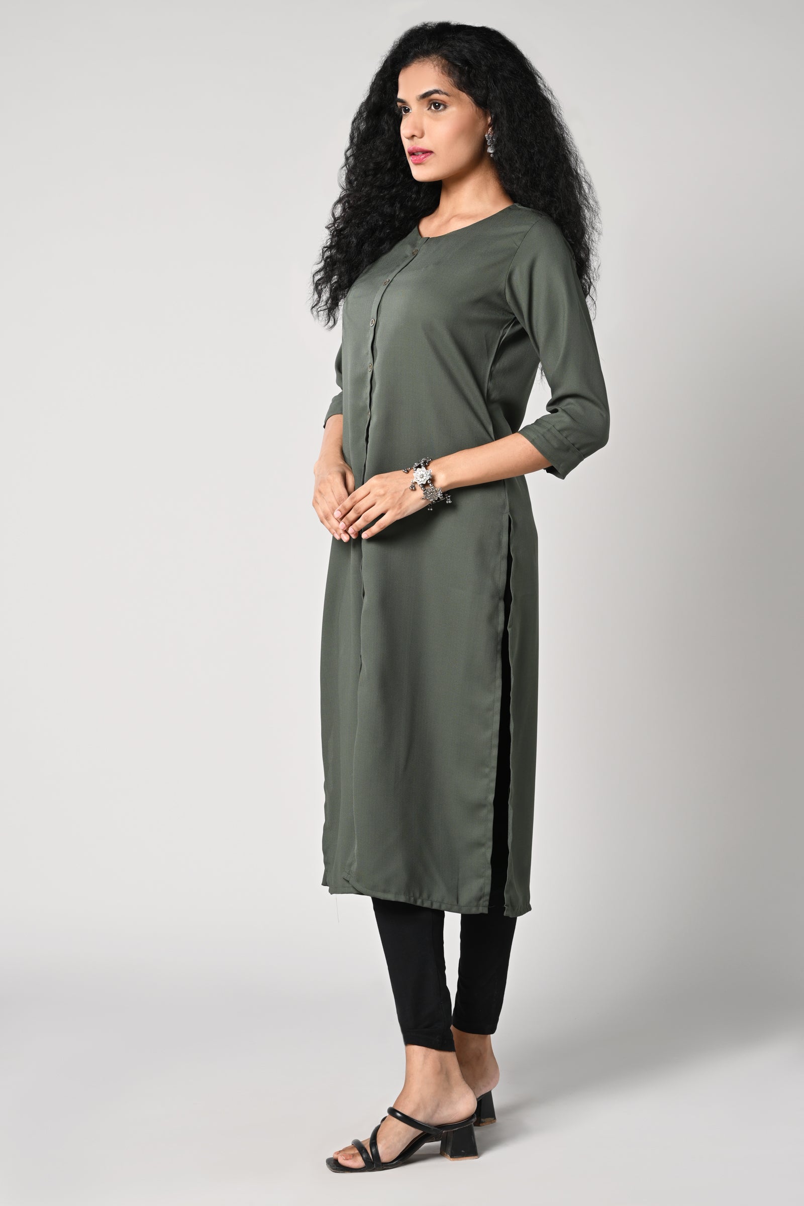 straight cut kurti.
round neck &amp; 3/4 sleeves,
golden buttons in the centre.