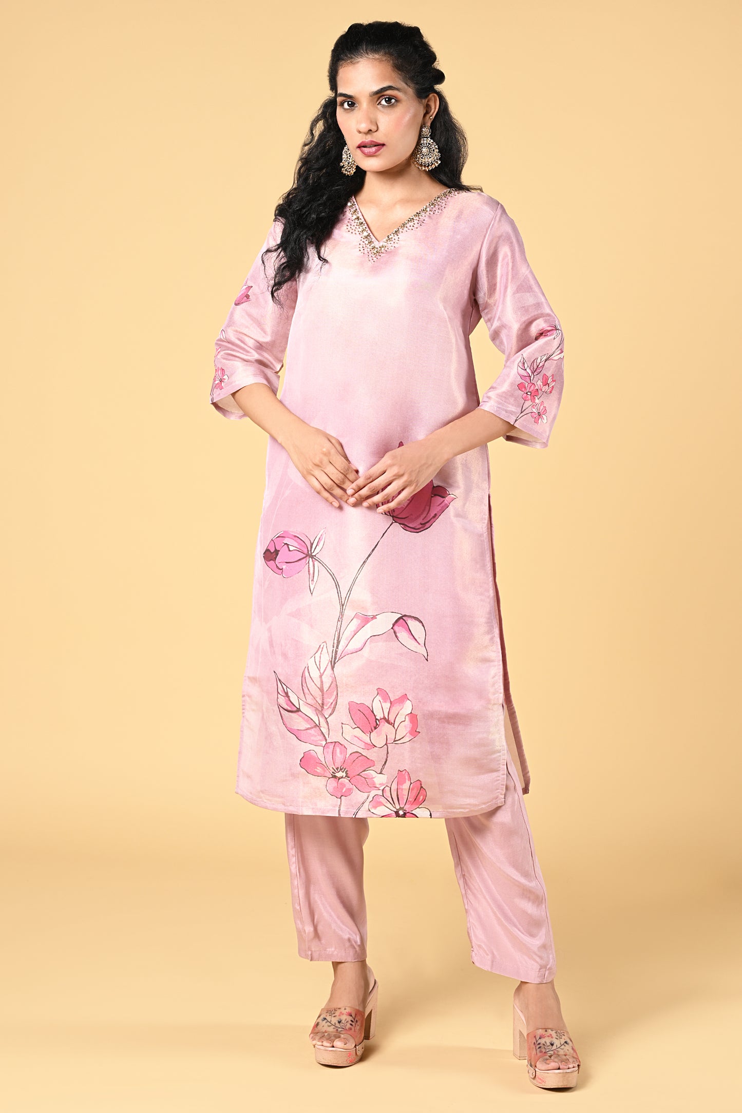 straight cut top with roud neck and v cut,
3/4 sleeves,floral prints all over the top,
matching straight pants and digital printed dupatta,
shimmer fabric.