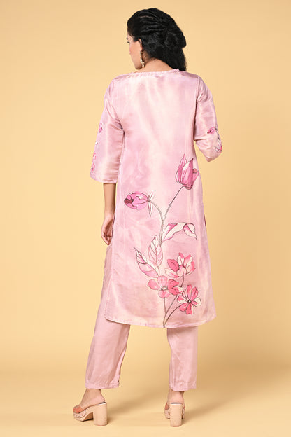 straight cut top with roud neck and v cut,
3/4 sleeves,floral prints all over the top,
matching straight pants and digital printed dupatta,
shimmer fabric.