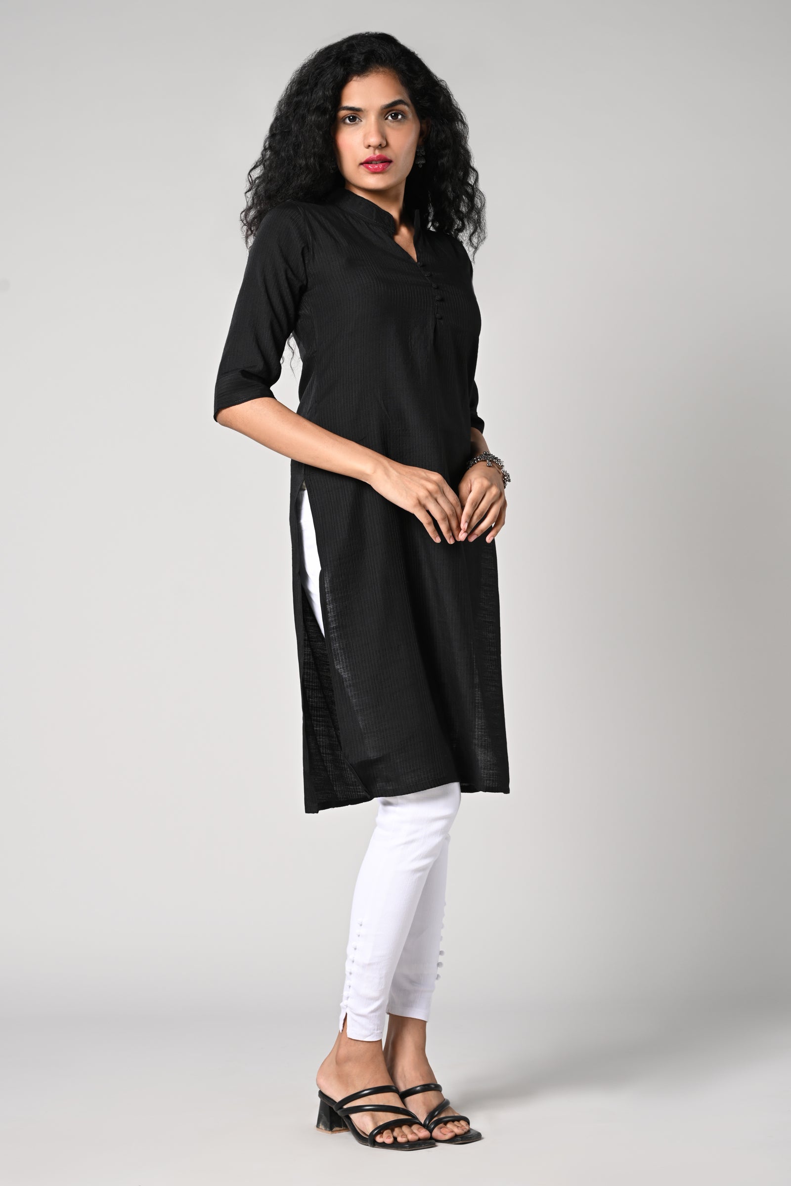 plain straight cut kurti with texture,
close neck &amp; v cut,
comes with 3/4 sleeves.